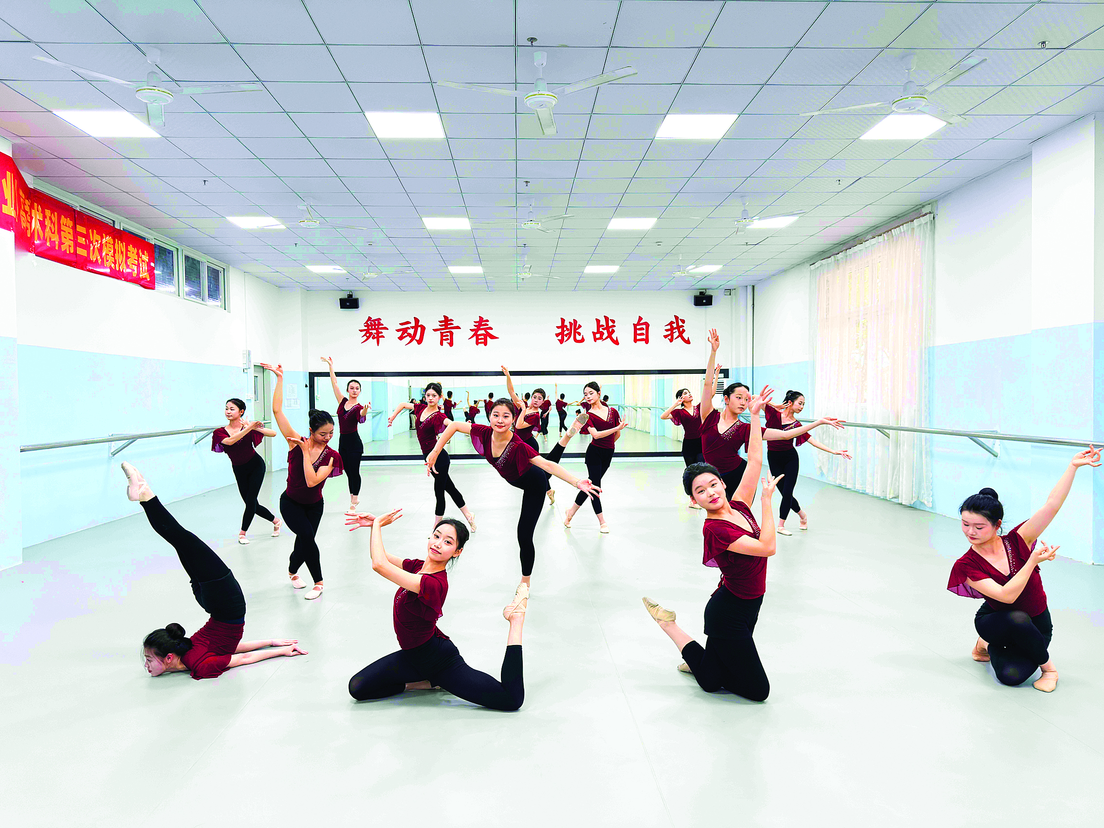     惠州市惠艺职业高级中学的舞蹈课堂。
