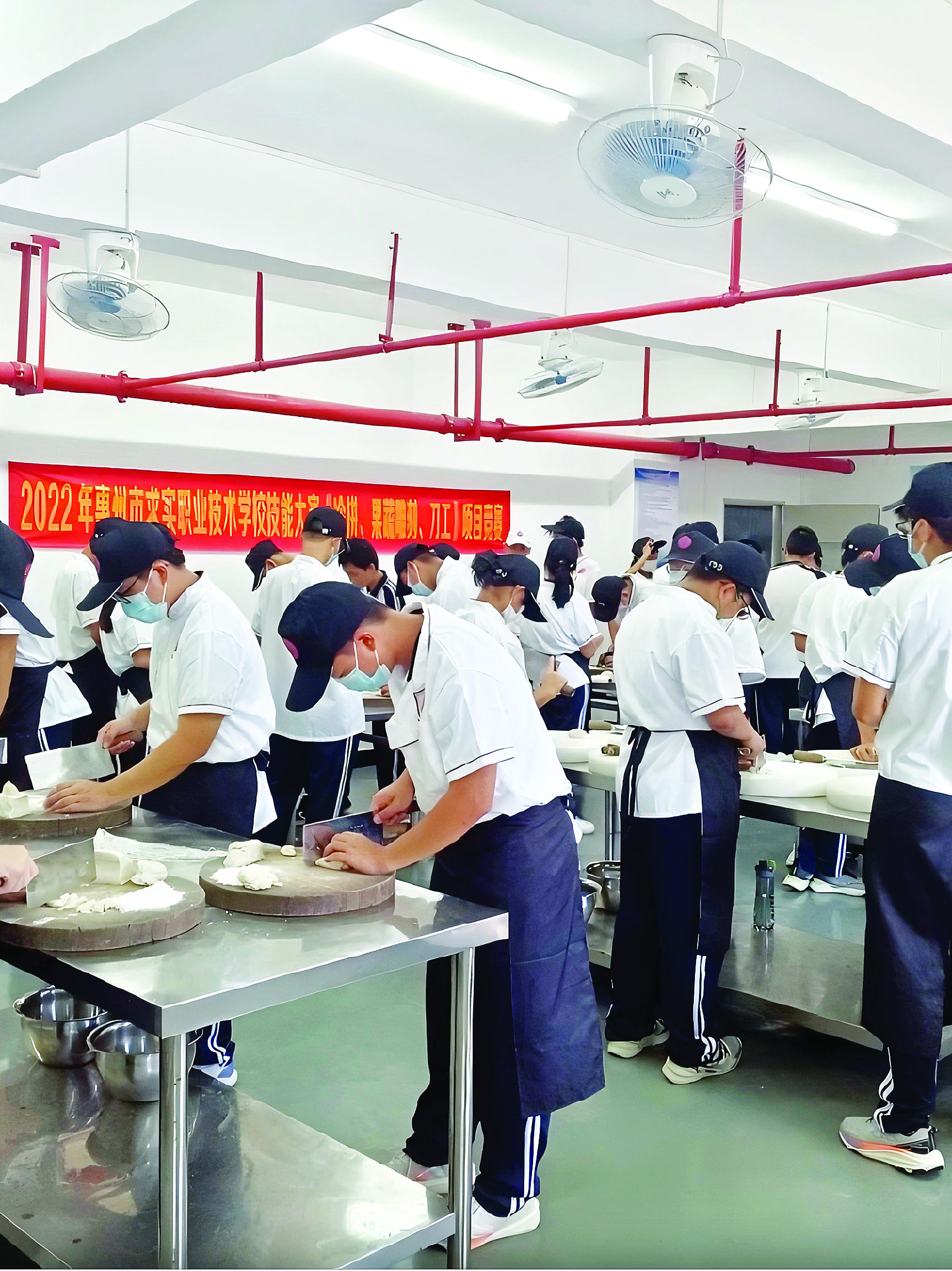     中餐烹饪专业学生实训课堂。