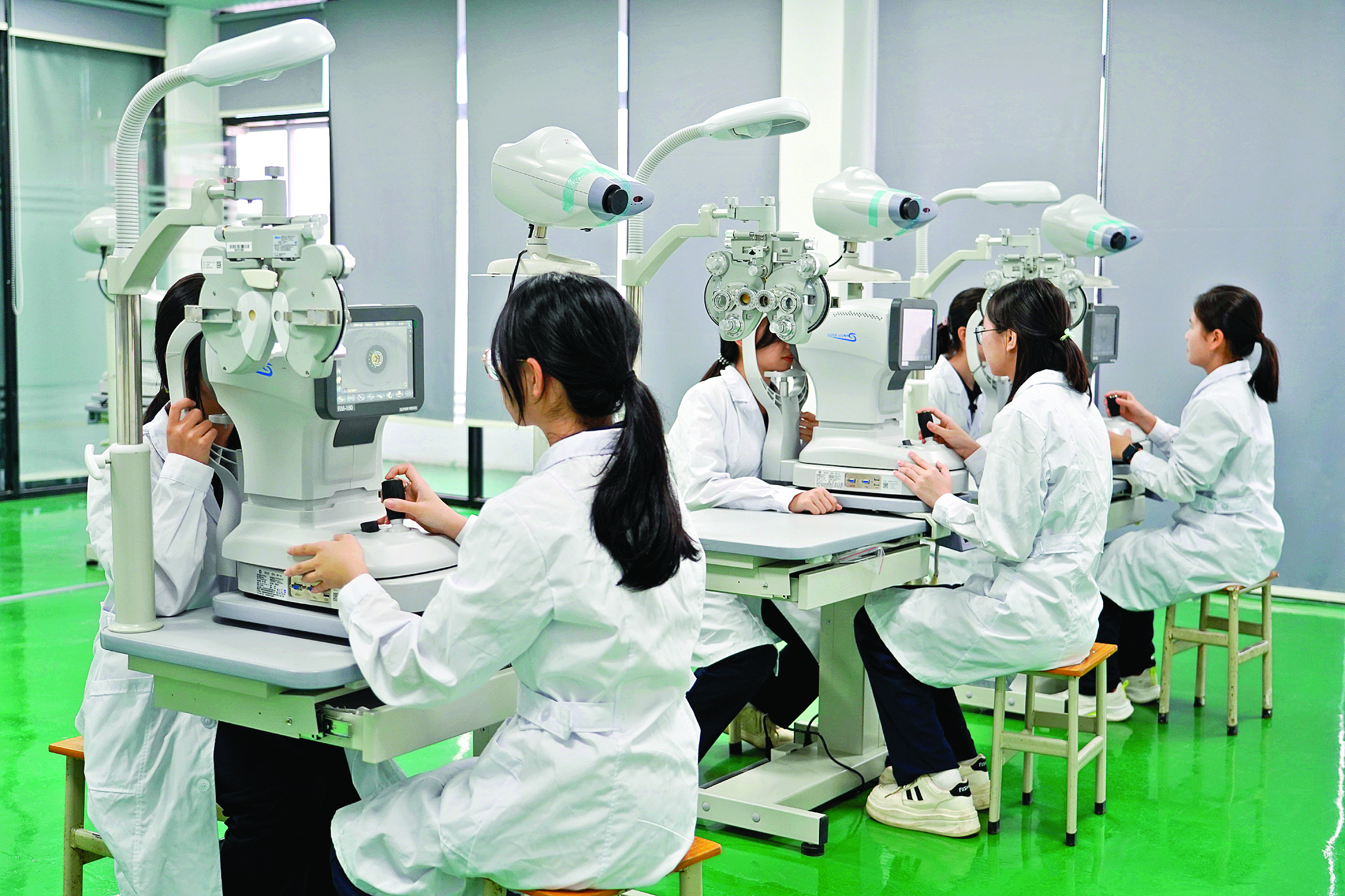     通过校企合作、产教融合模式，建成眼视光技术实训中心等8个校内实训基地。