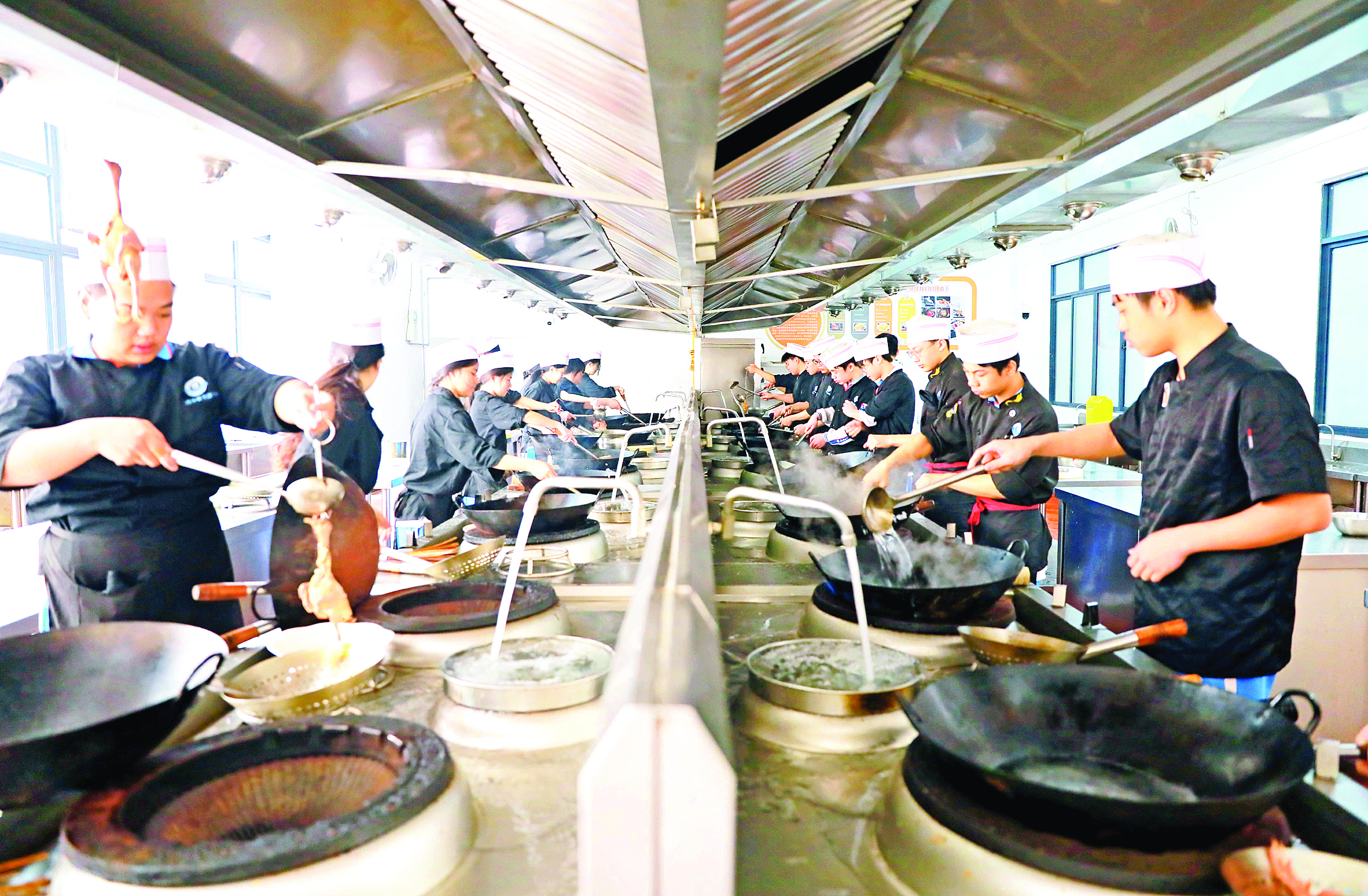     中餐烹饪专业学子在实训。