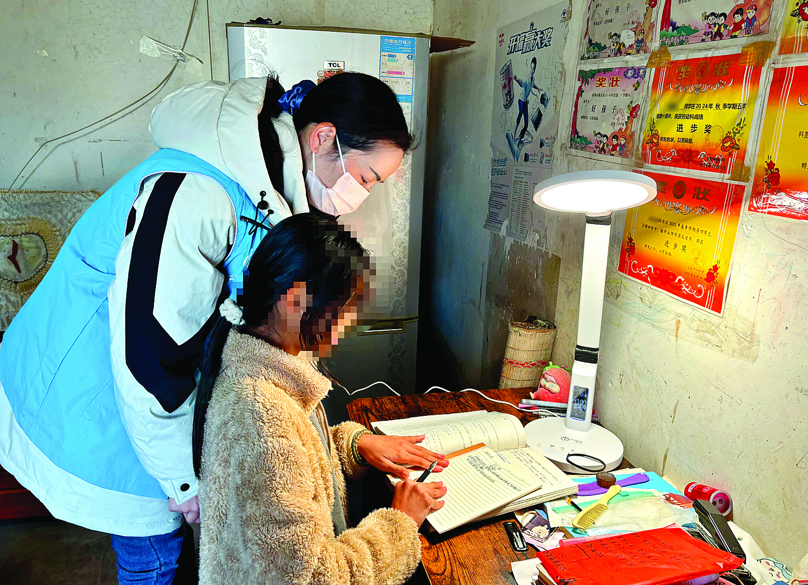     孩子圆了在台灯下学习的“微心愿”。