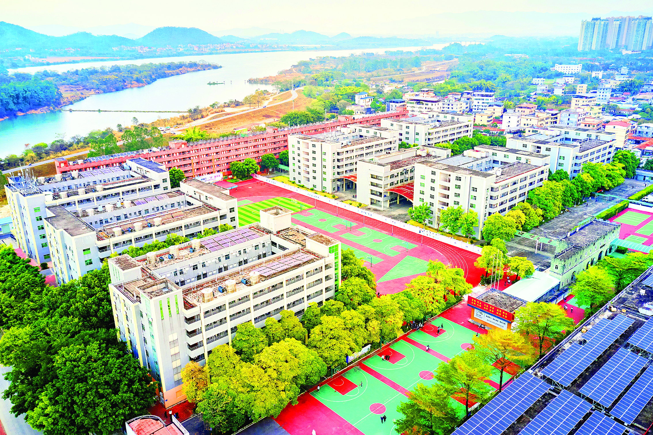     占地12万平方米的金山职校矗立在东江河畔，为学生提供优质的学习、生活环境。