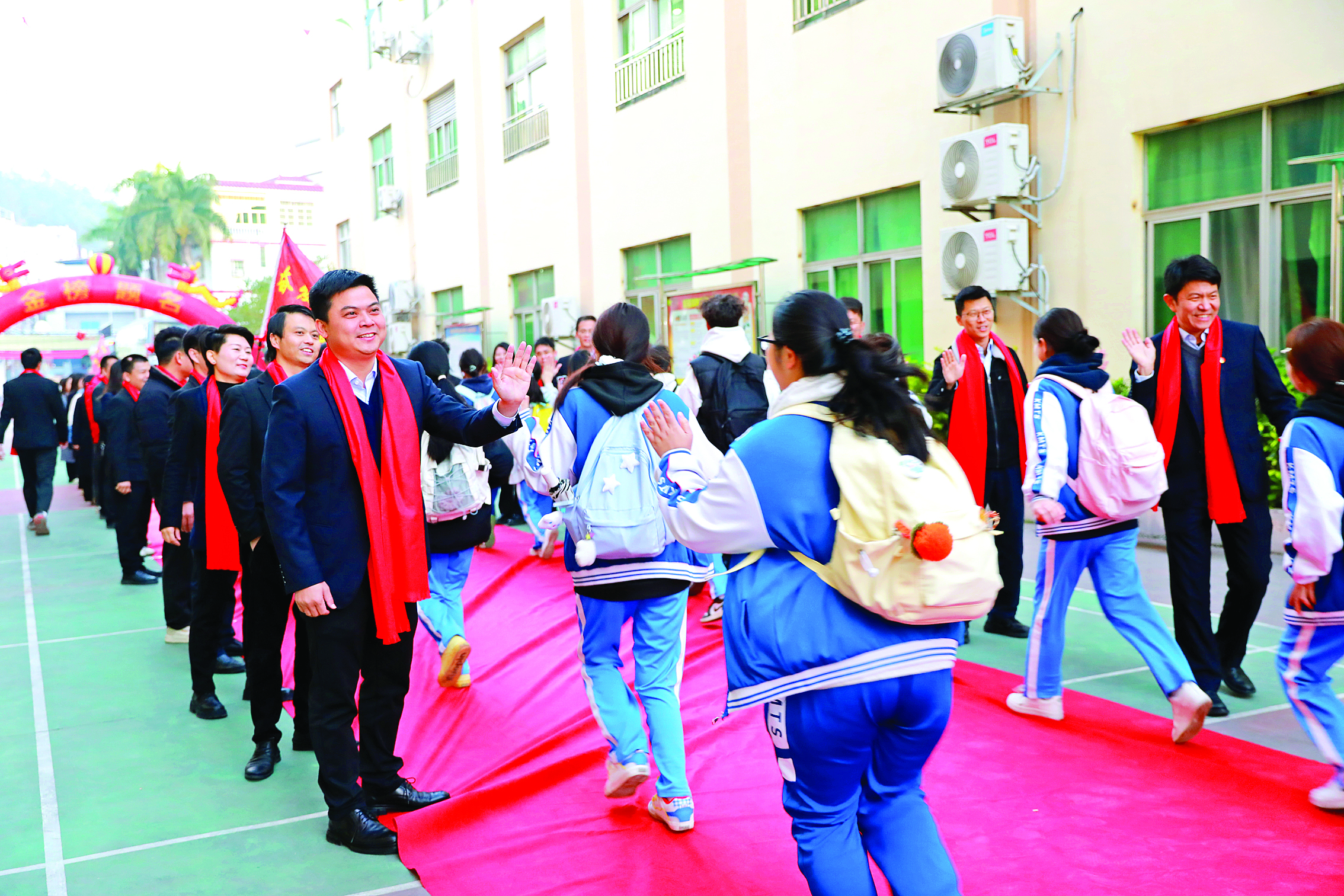     学校老师为参加春季高考的学生送考。