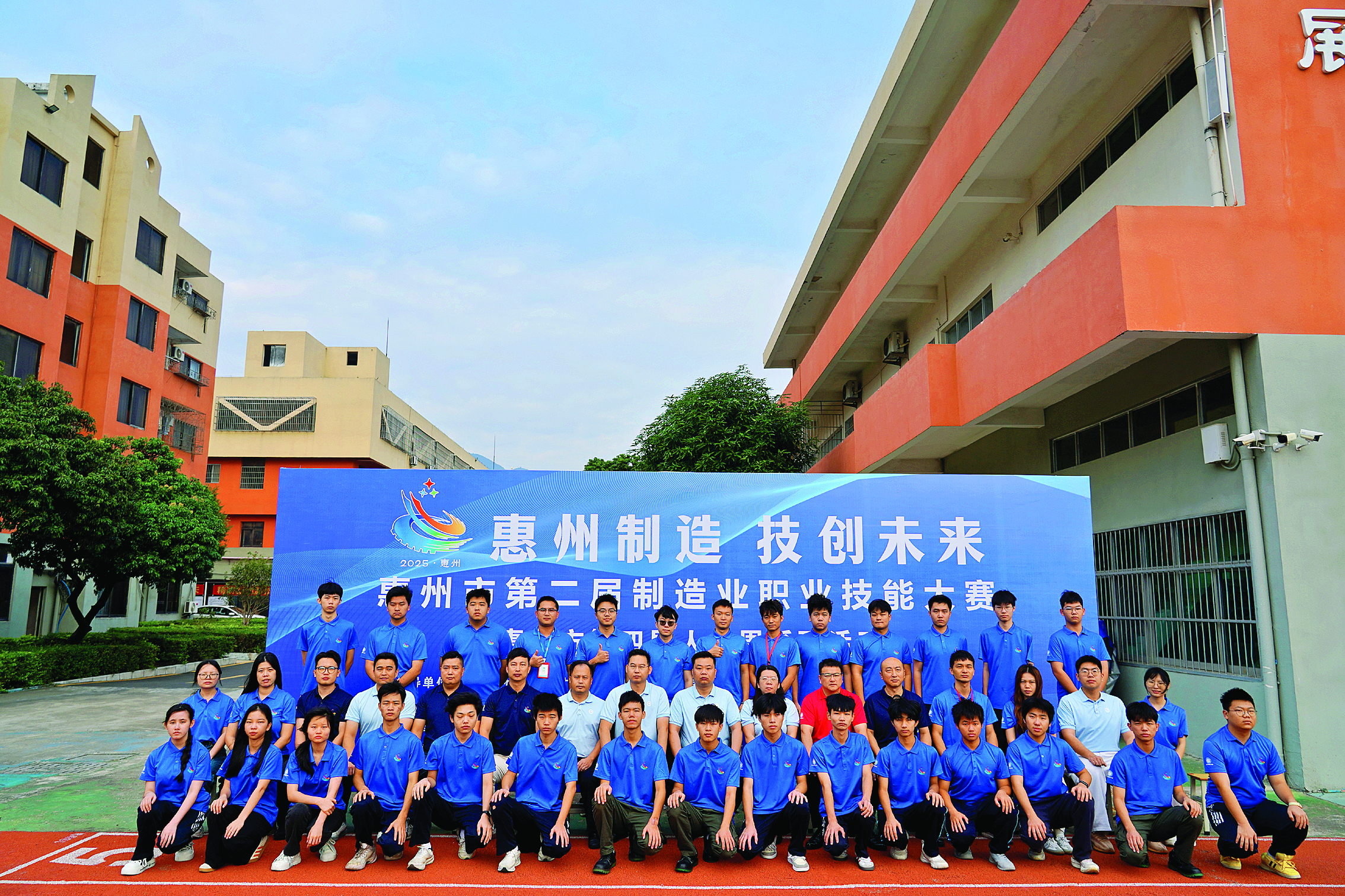     惠州市西湖技工学校师生在惠州市第二届制造业职业技能大赛中斩获6项第一、8金1银1铜13优胜奖。