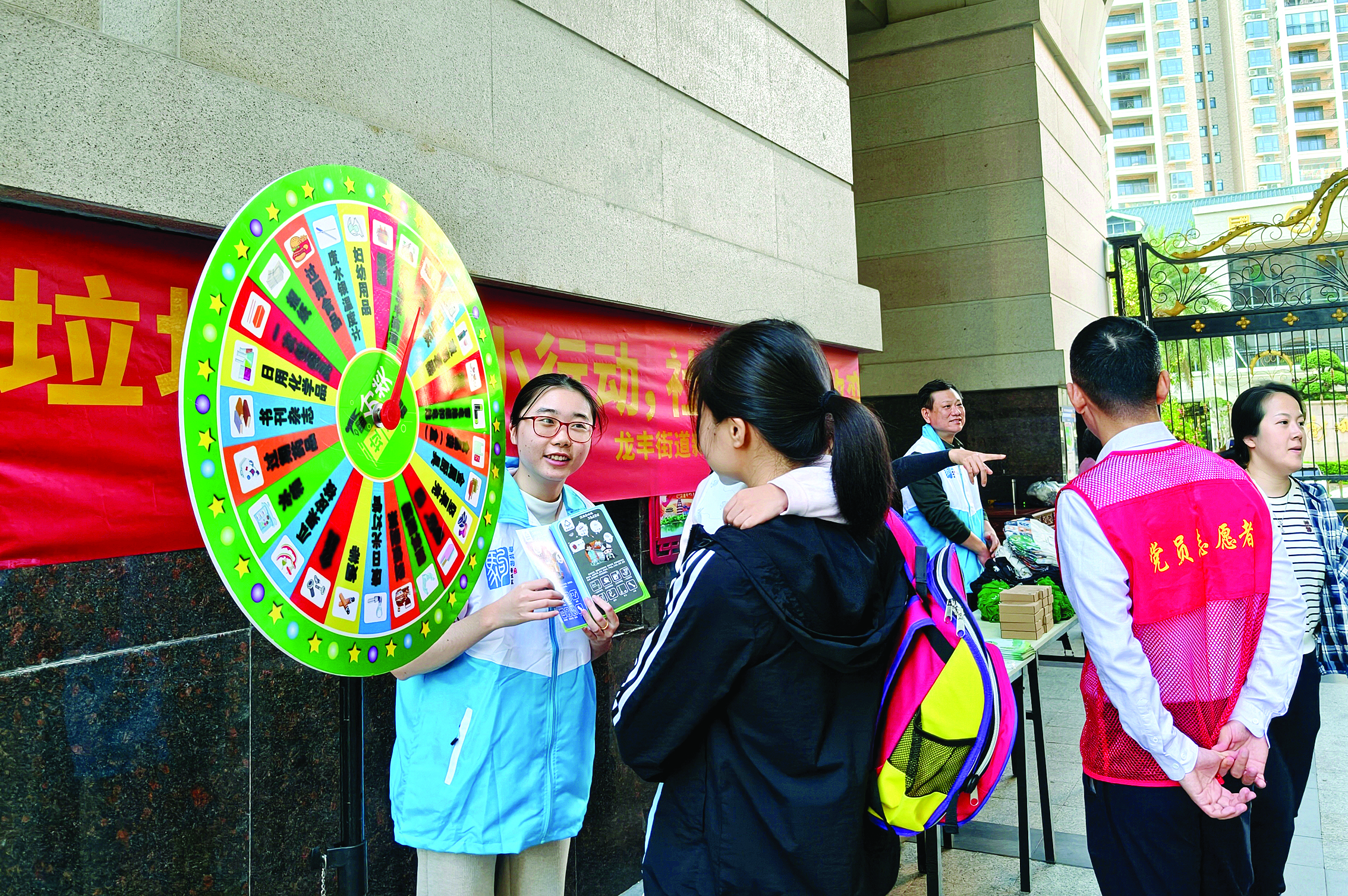     居民参加垃圾分类趣味游戏。