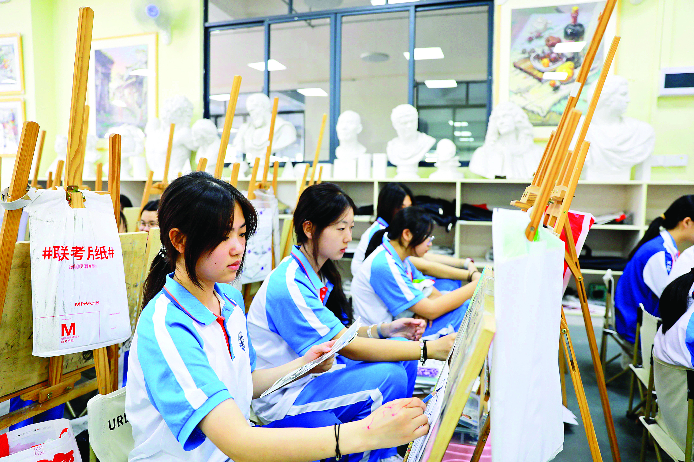     工艺美术专业是科贸职校高考班、普高班的重点专业。