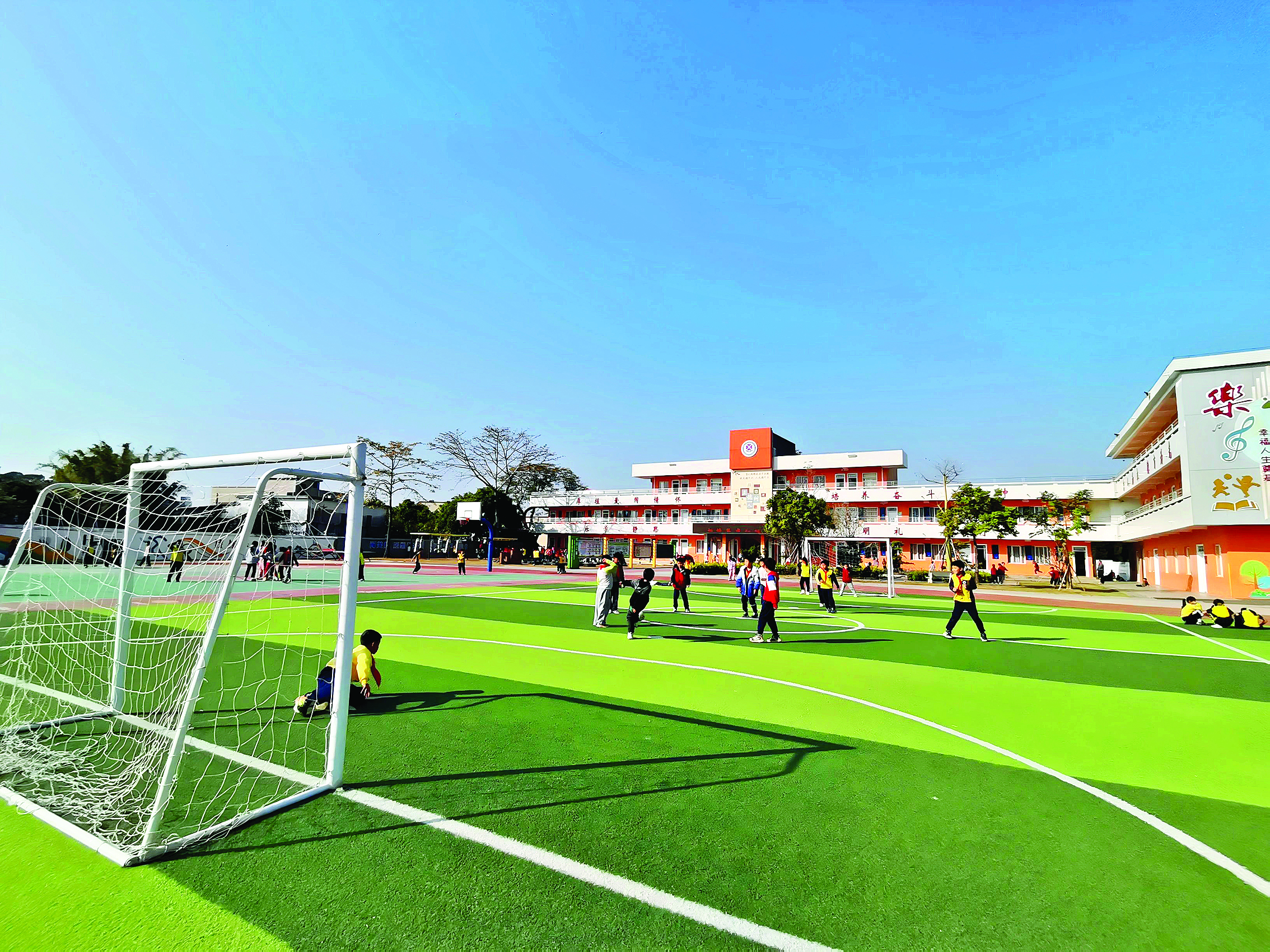     马安镇新乐小学学生在配套完善的操场上活动。