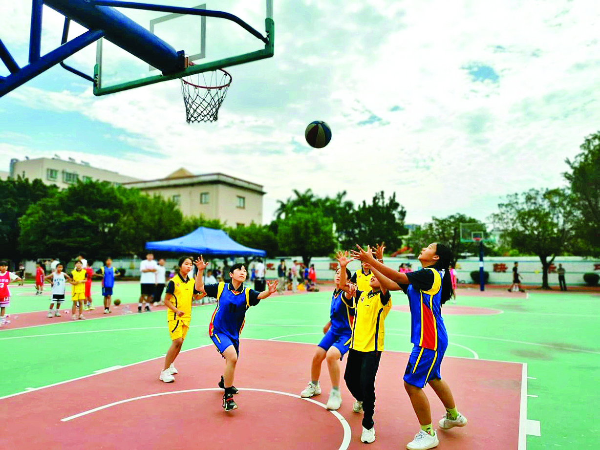     学校通过“大体育课模式”普及篮球教学。