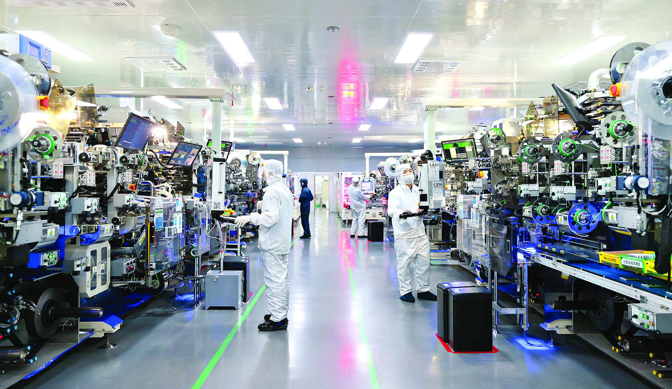     惠州坚持实体经济为本、制造业当家，构建以先进制造业为骨干的现代化产业体系。这是惠州赣锋锂电科技有限公司生产车间。惠州日报记者杨建业 摄