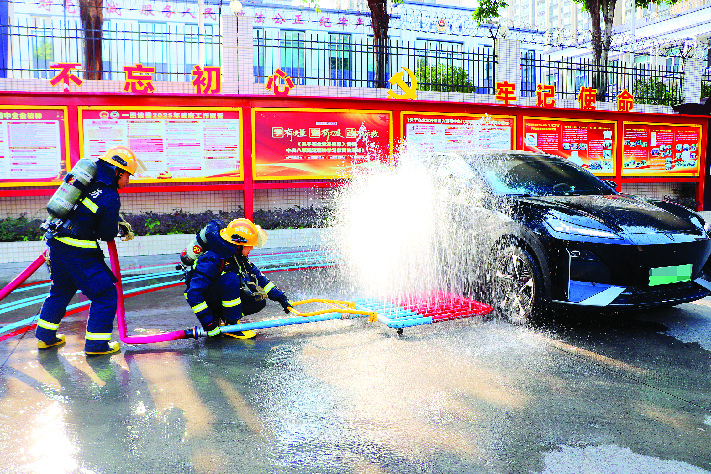     已经投用的一代装置灭火现场。