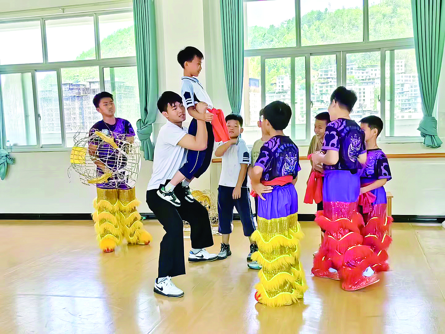     学校醒狮社团赴册亨交流。