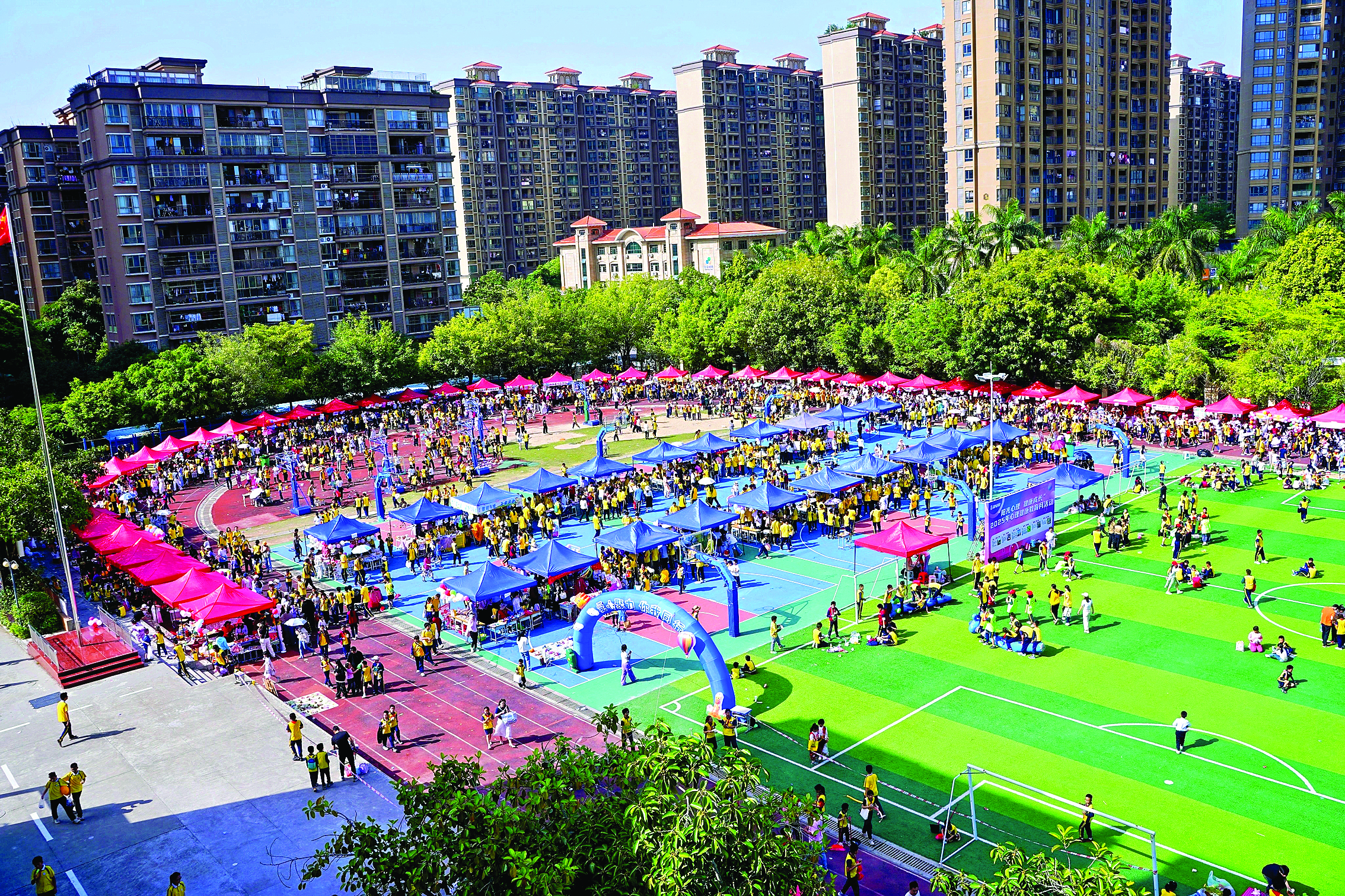     学生义卖活动现场。