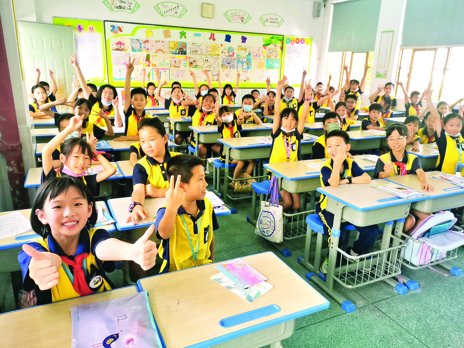     孩子们开心上学。惠州日报记者谢菁菁 摄