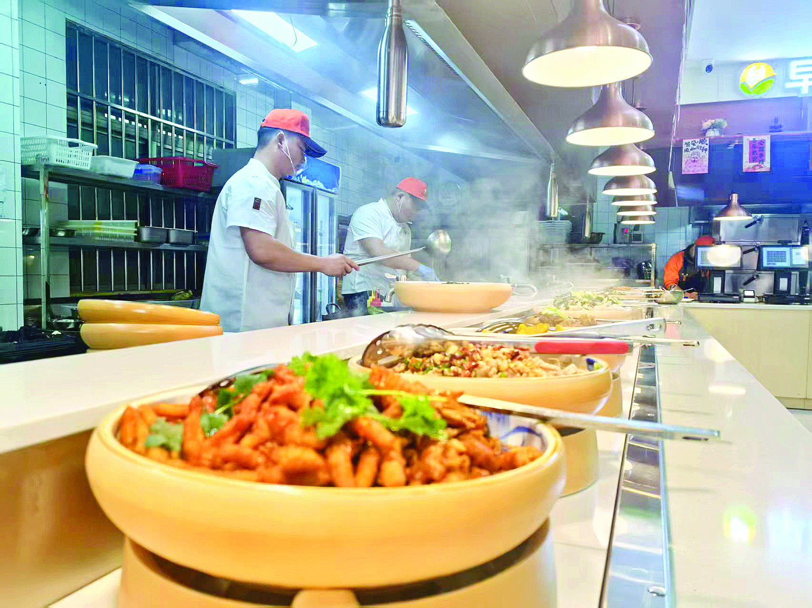     陈江社区饭堂菜品丰富可口。    惠州日报记者刘乙端 通讯员刘素梅 摄