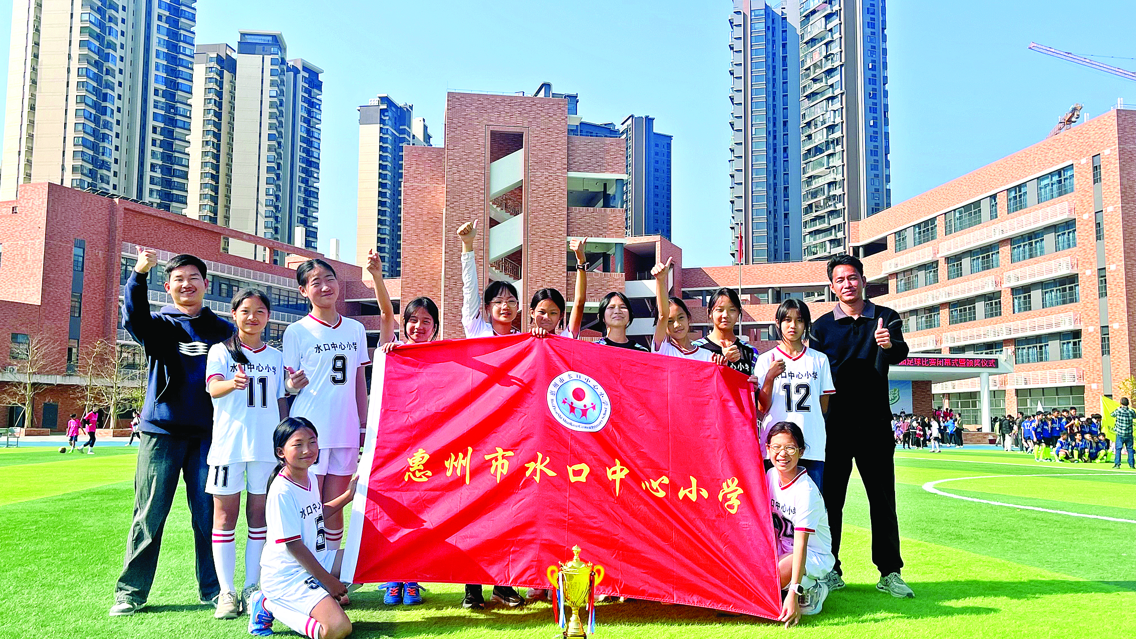     学校女足队实力强劲。