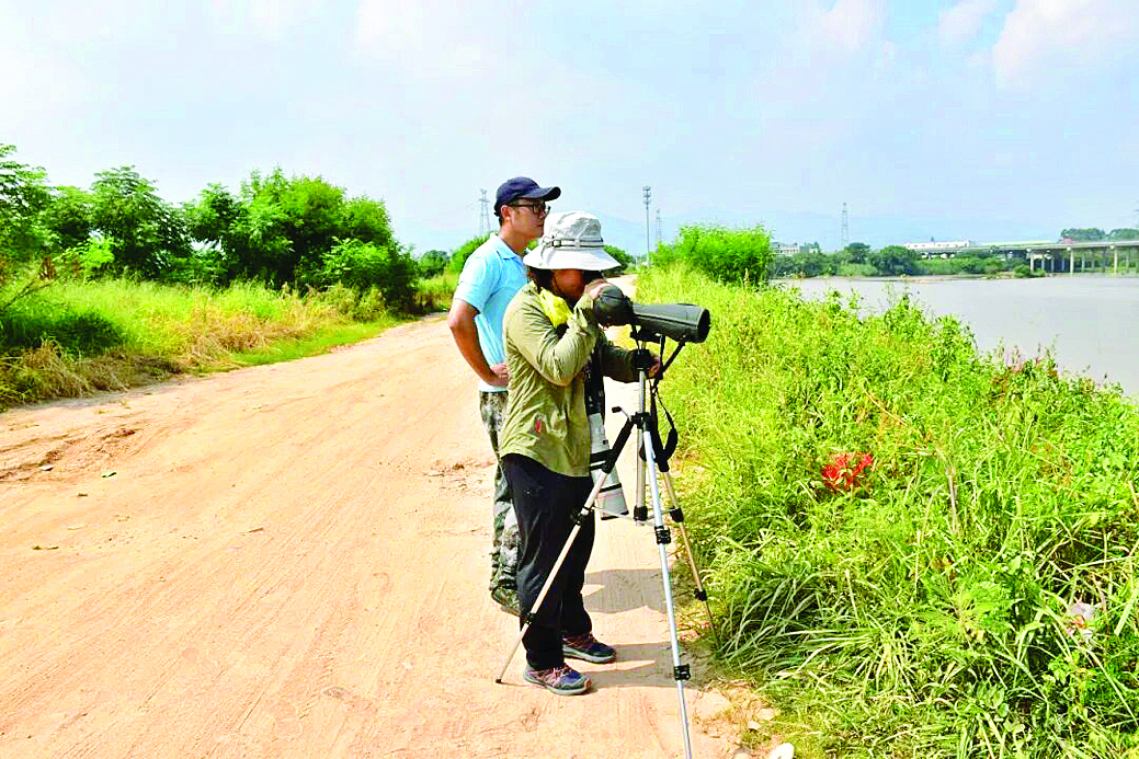     工作人员开展监测工作。