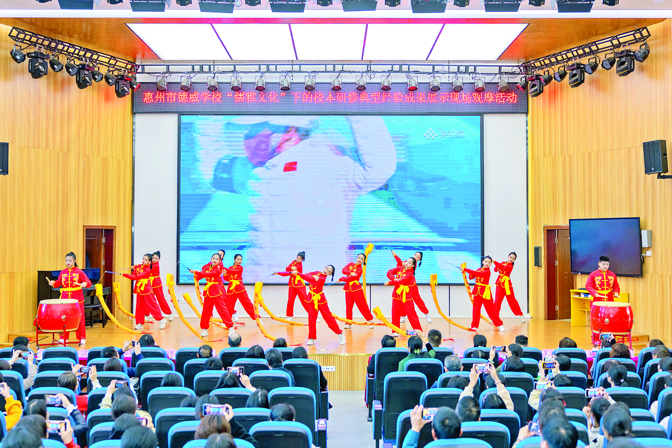     学校鼓励学生激发潜能，勇敢展现自我。