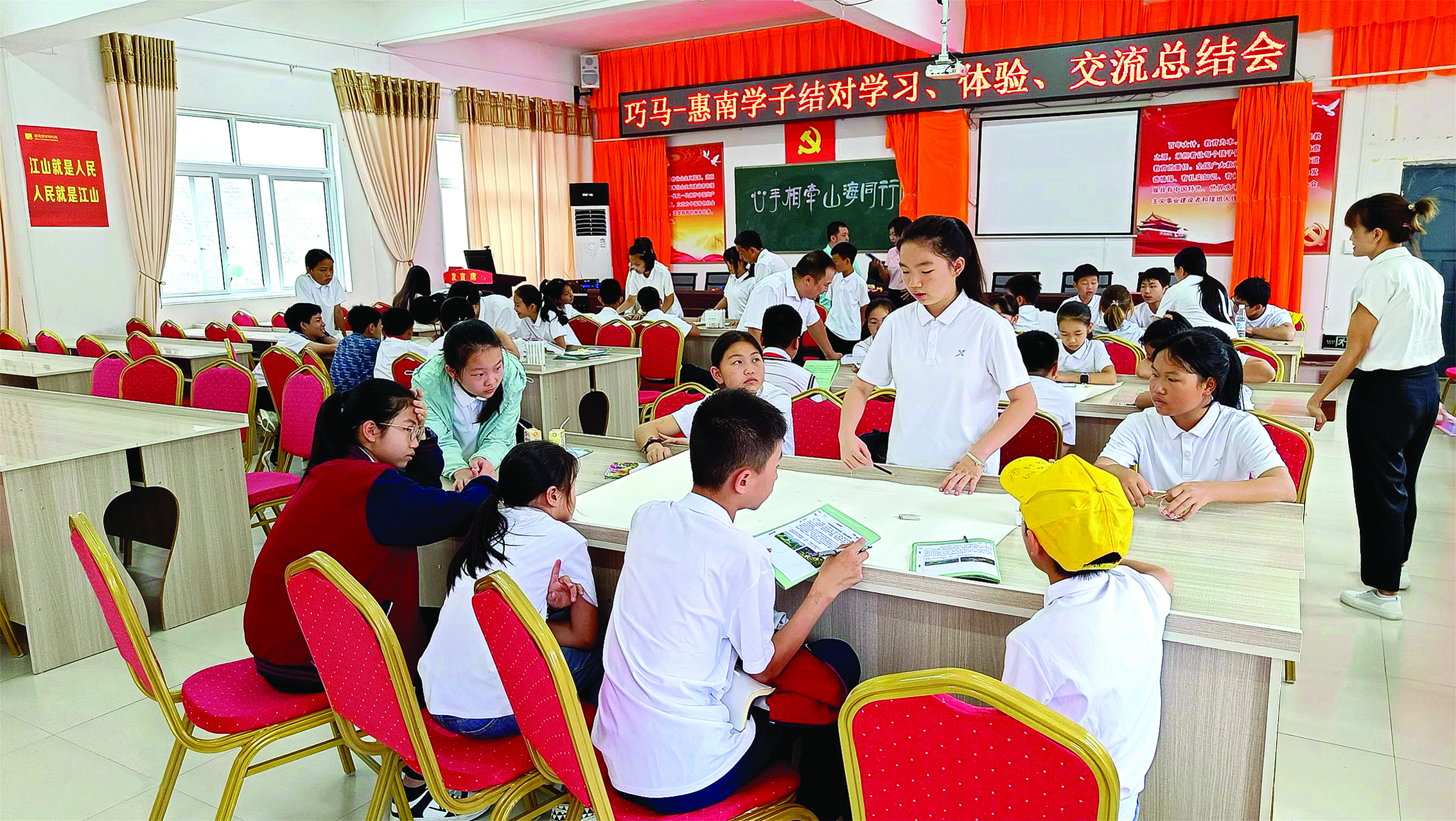     学校与贵州省黔西南布依族苗族自治州册亨县巧马镇中心学校开展山海结对交流活动。