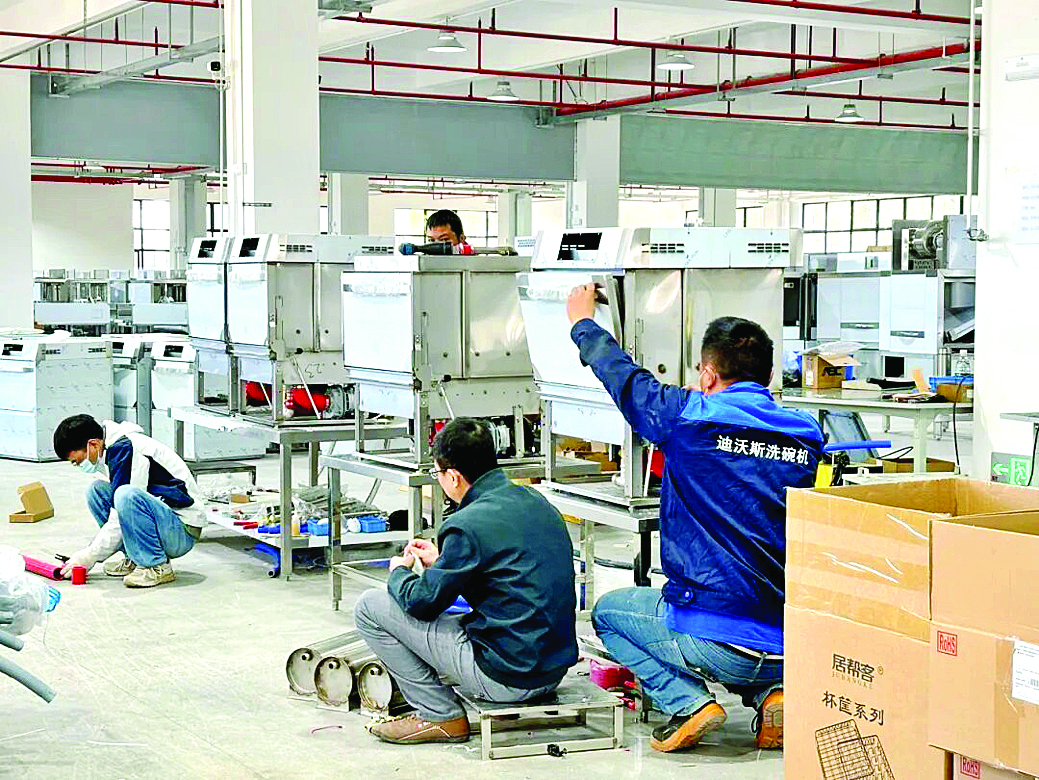     产业园内企业工人在组装厨具设备。    惠州日报记者黄宇翔 通讯员龙融心 摄