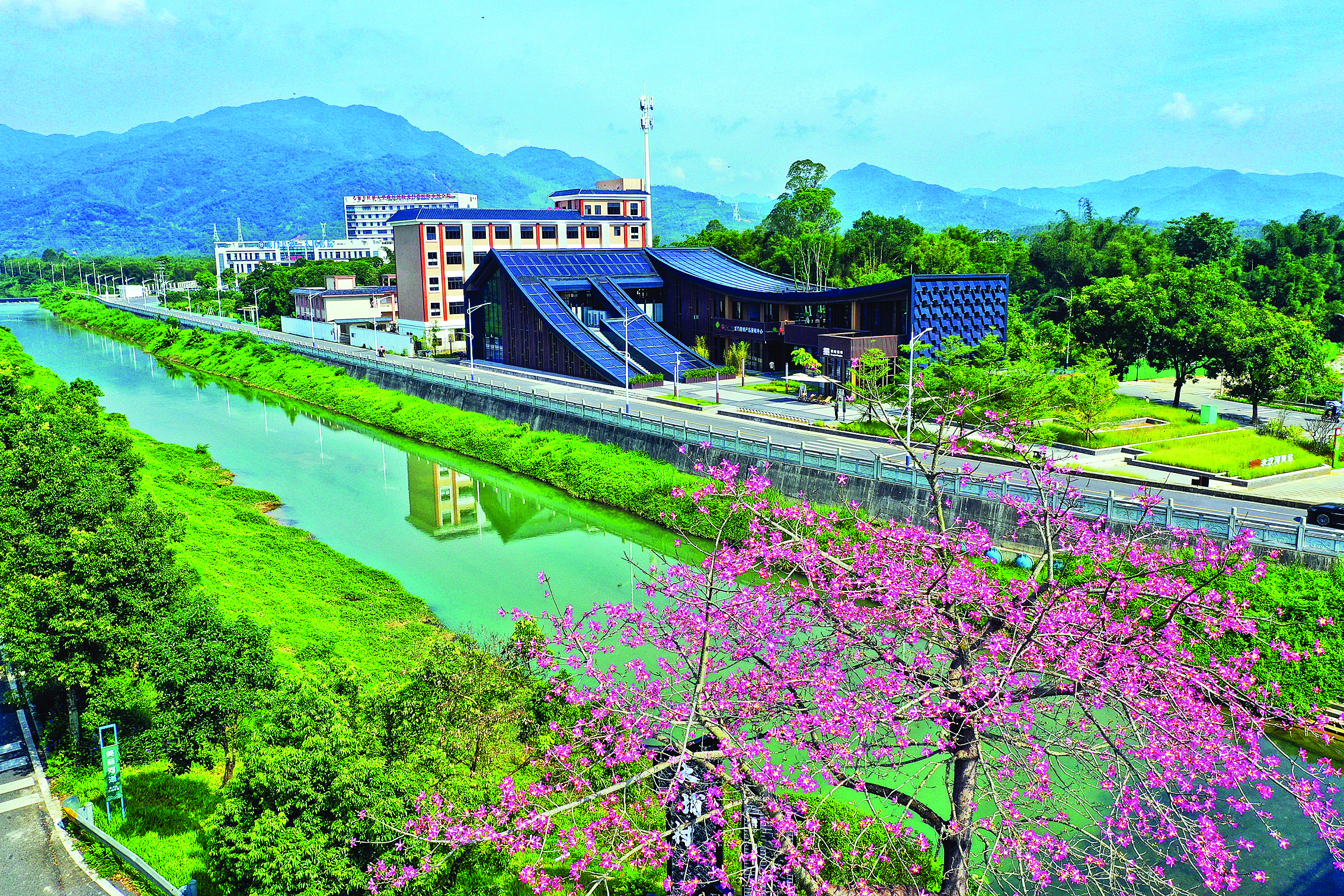     龙门乡村越来越美。这是环南昆山—罗浮山引领区218最美旅游公路永汉河驿站。惠州日报记者杨建业 摄