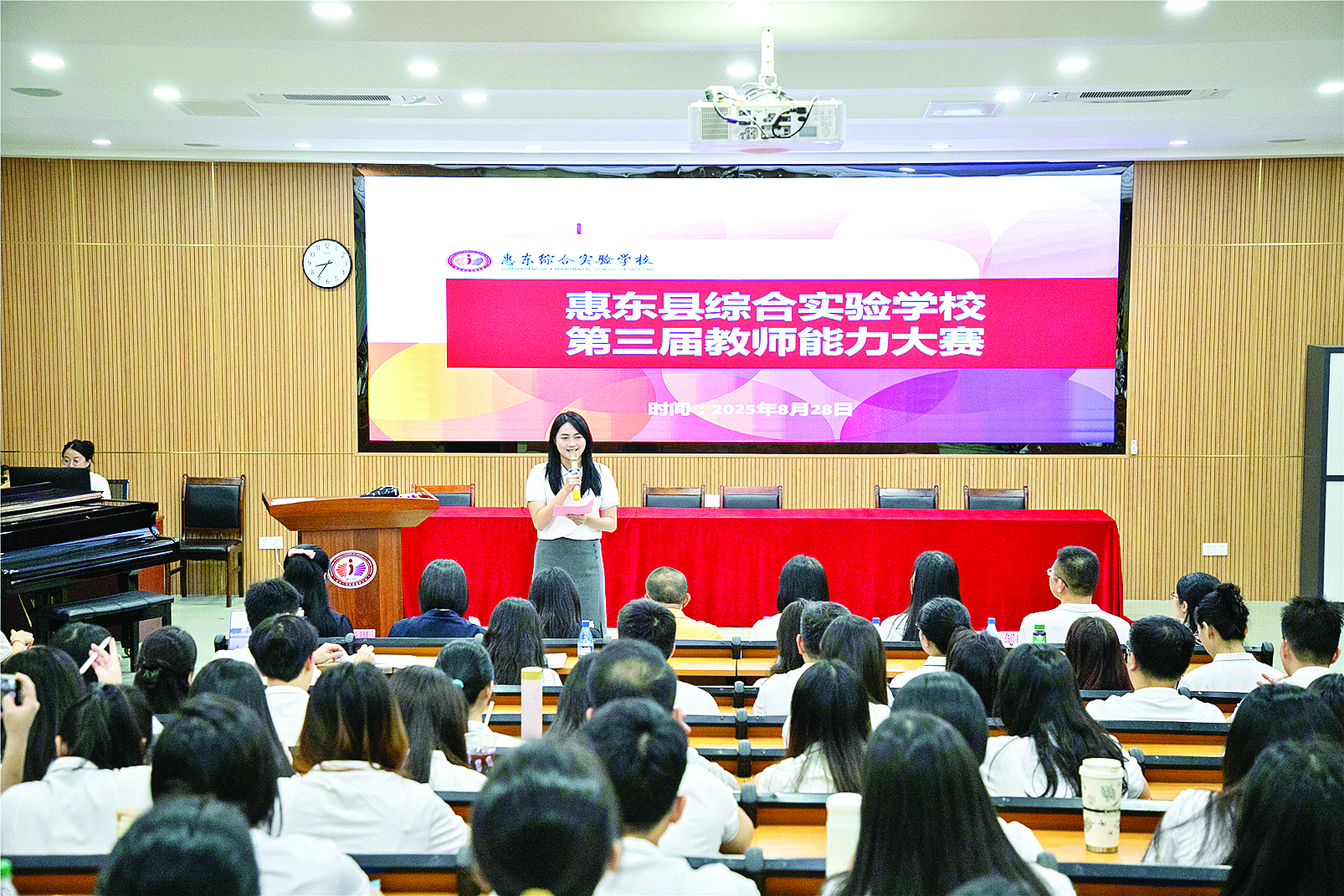     学校高度重视教师队伍建设。