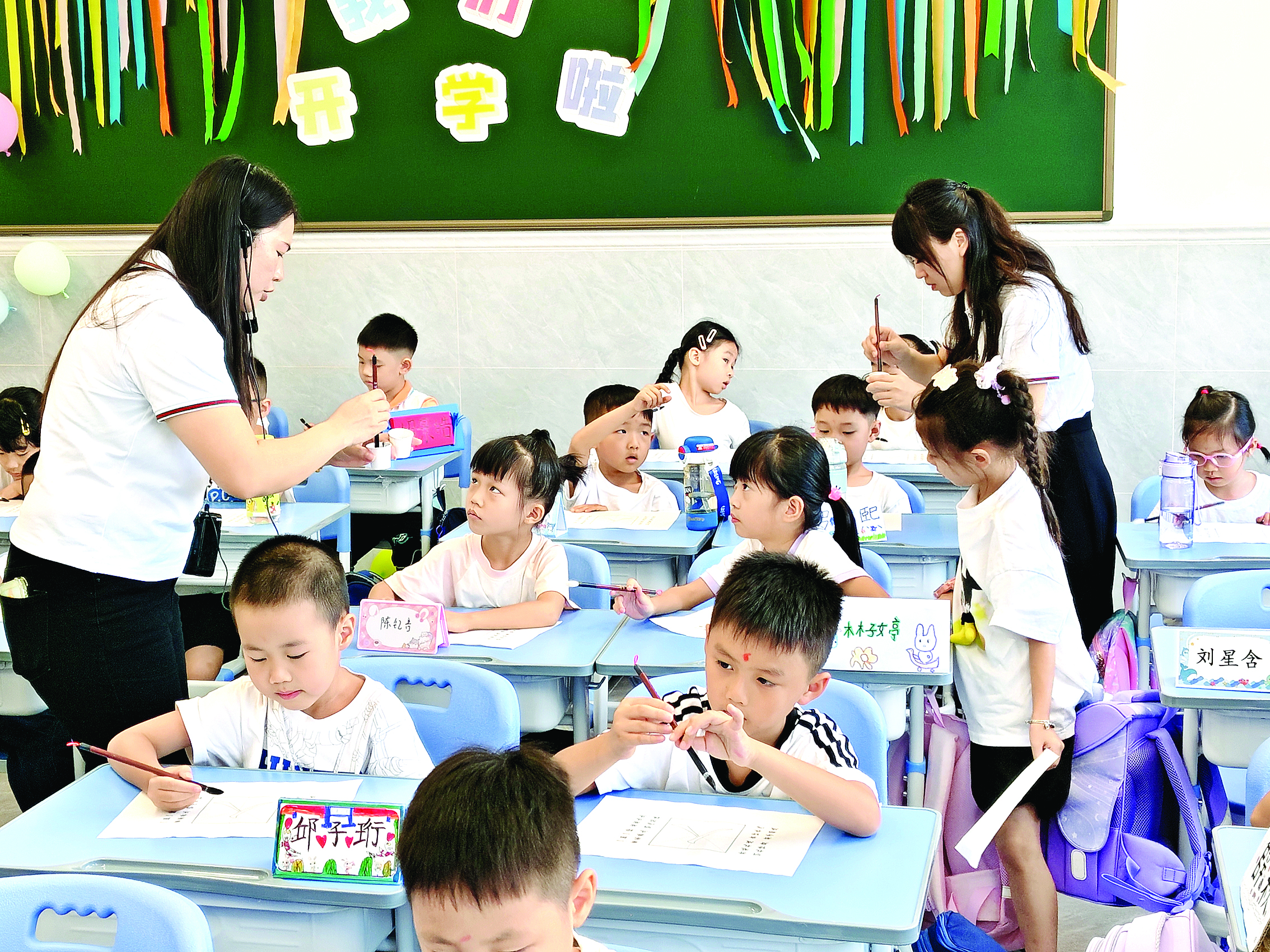     学校举行开笔礼活动。