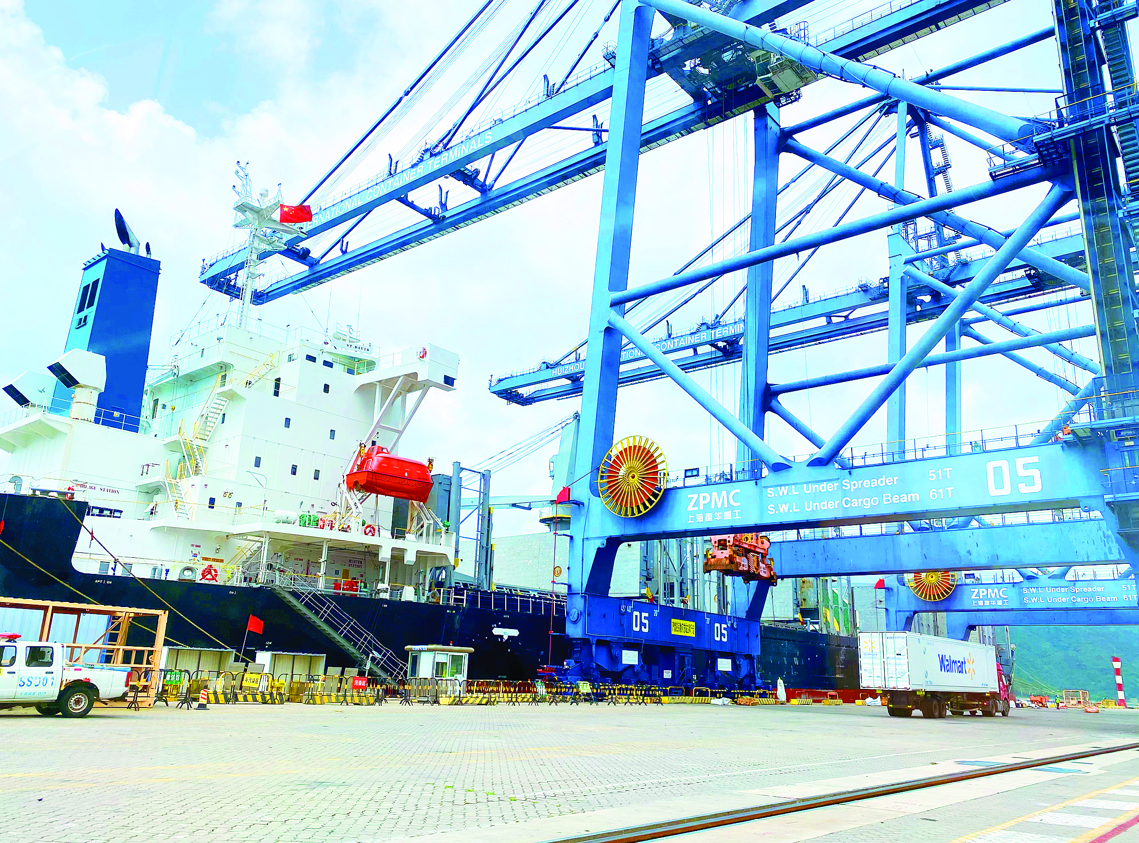     惠州港国际集装箱码头正在进行出境集装箱装卸作业。惠州日报记者刘炜炜 通讯员吴雨霏 摄