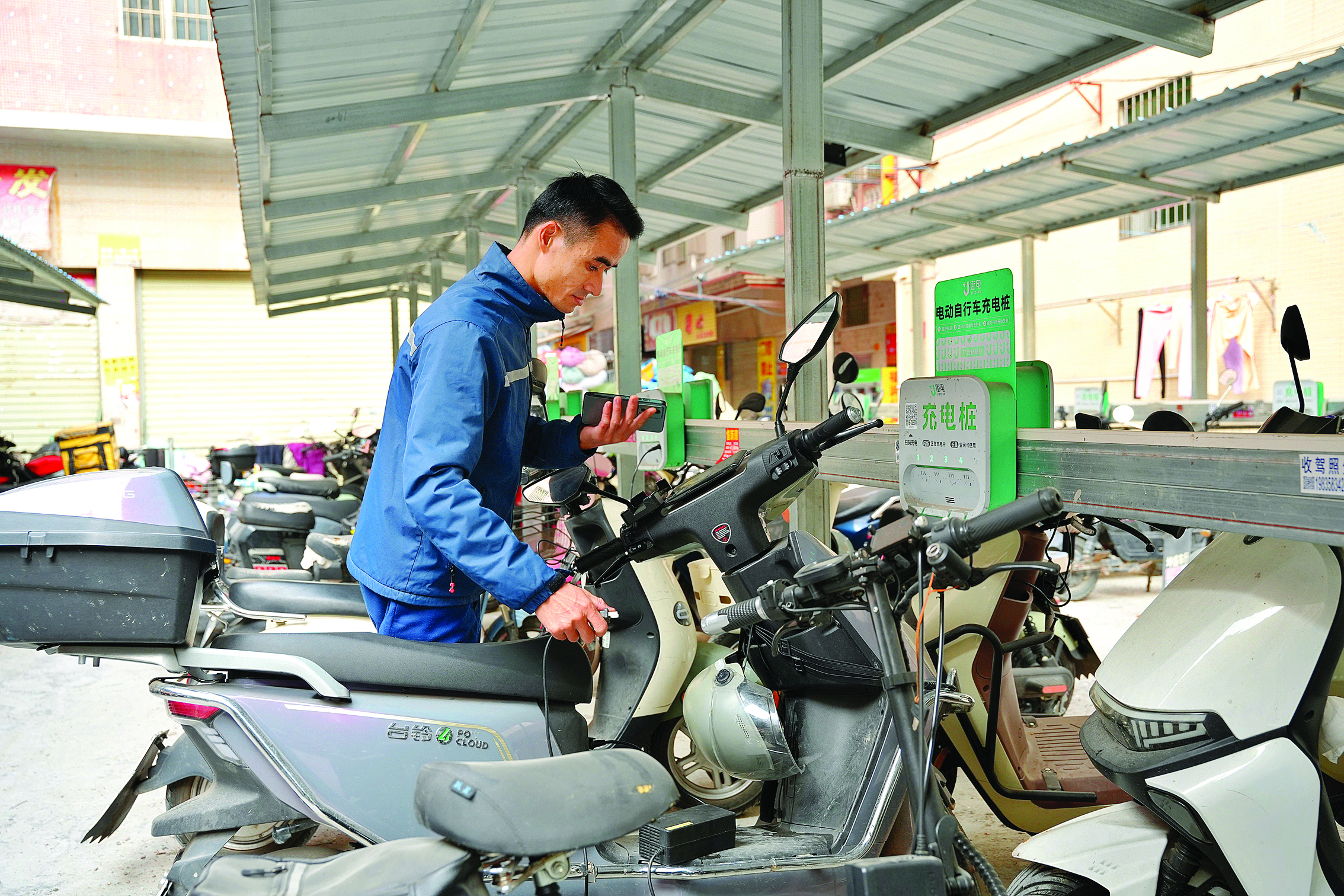     西区街道茶山村新建的电动自行车停车场为居民提供便利。