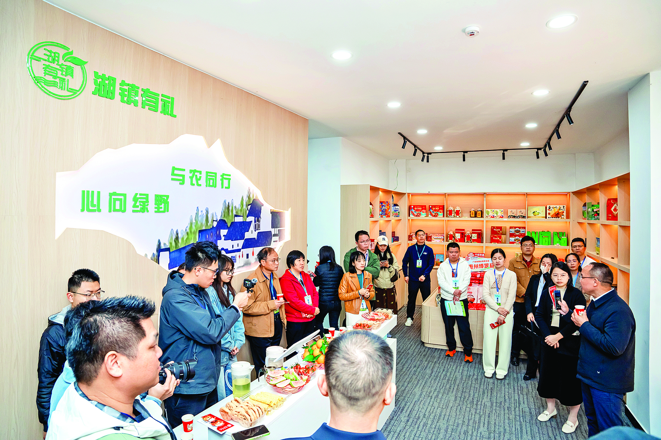 <p>    博罗各镇街宣传骨干与网络达人走访湖镇、柏塘等“网络强村”直播间。</p>