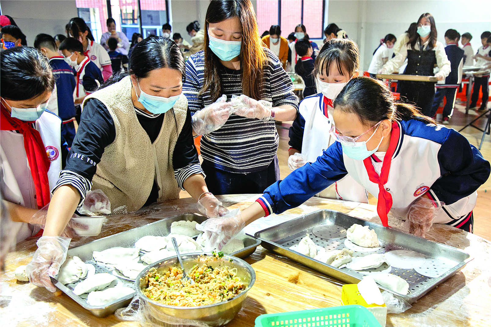     师生家长一起制作客家美食。