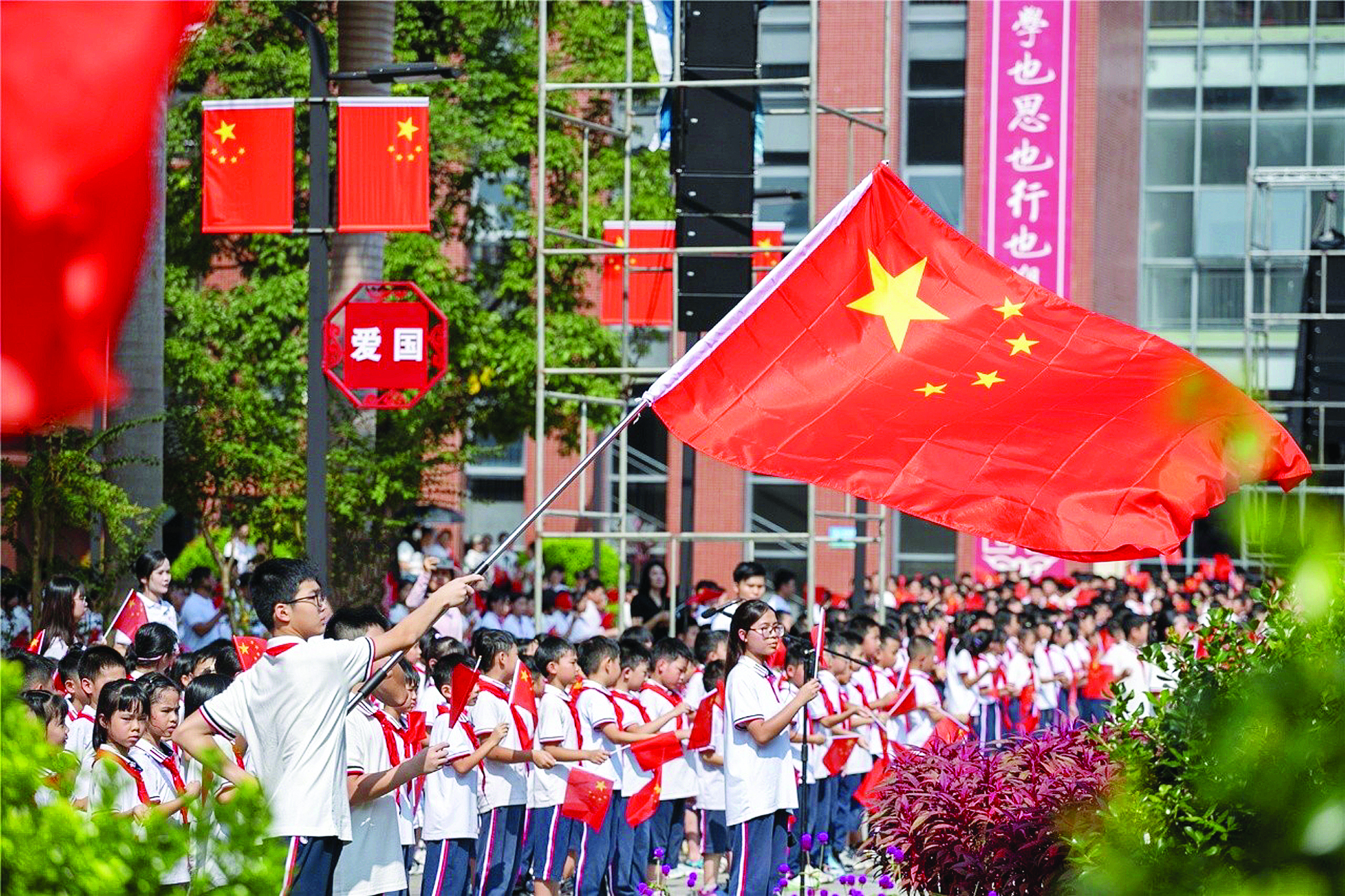     学校举行红歌大合唱。