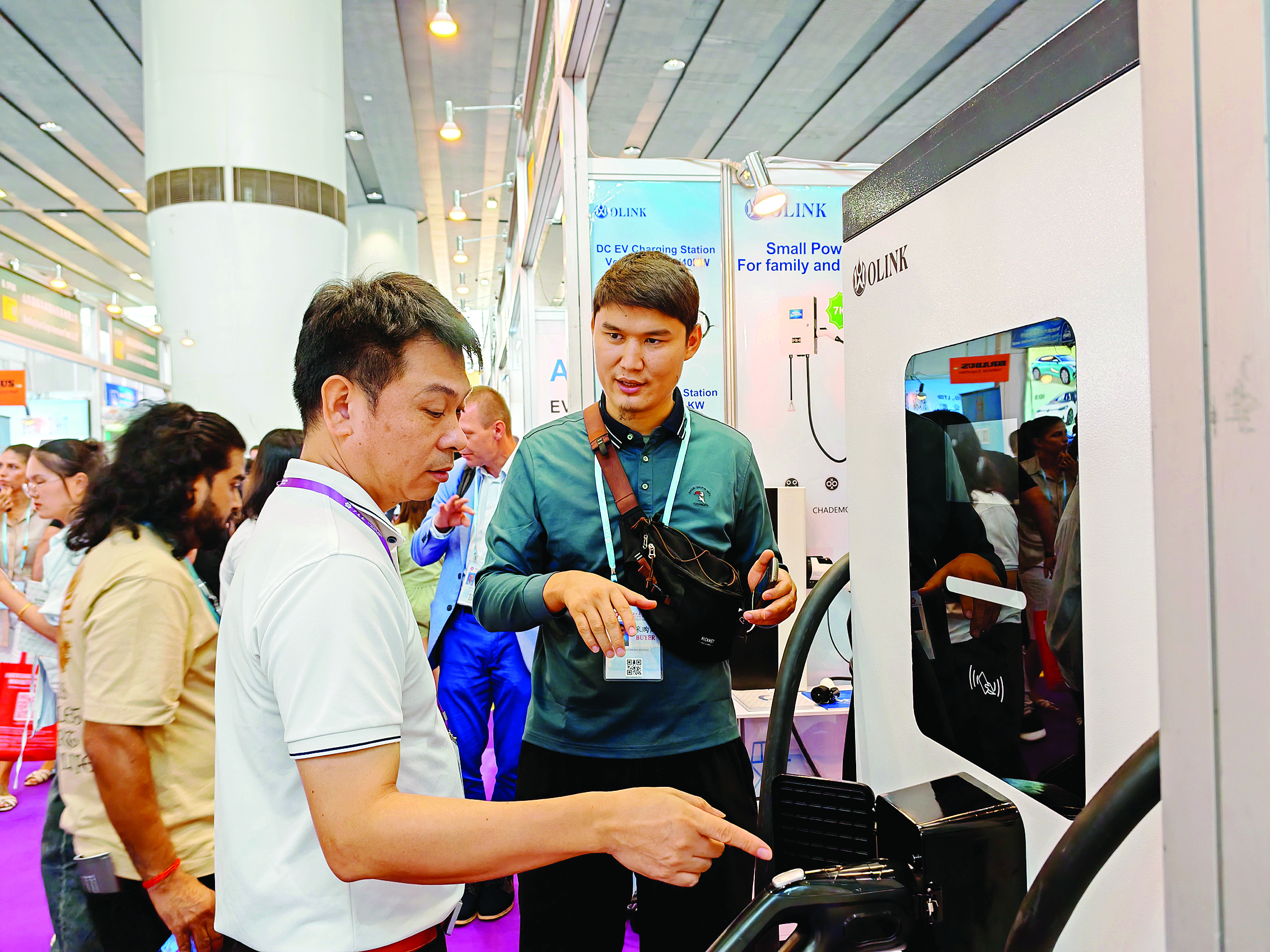     第138届广交会上，客商在万物互联展位咨询。惠州日报记者陈春惠 摄