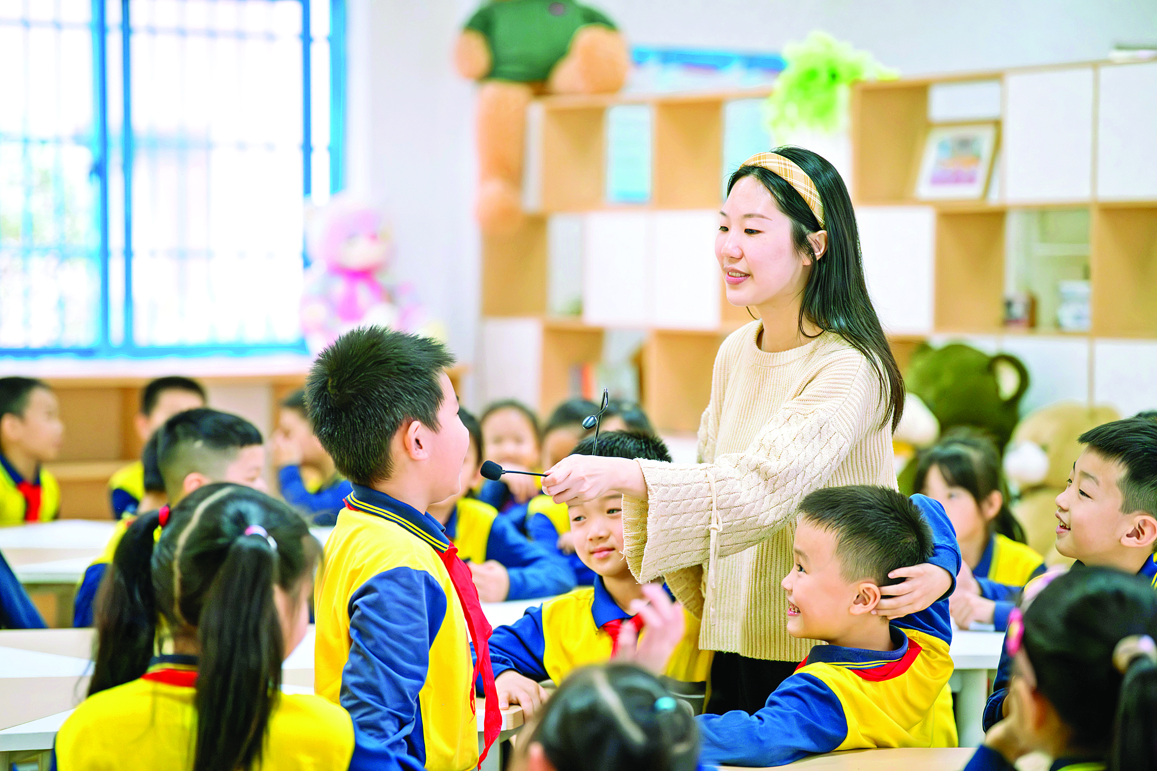     孩子在课堂上与老师积极互动。 惠州日报记者范文燕 通讯员陈玮 摄