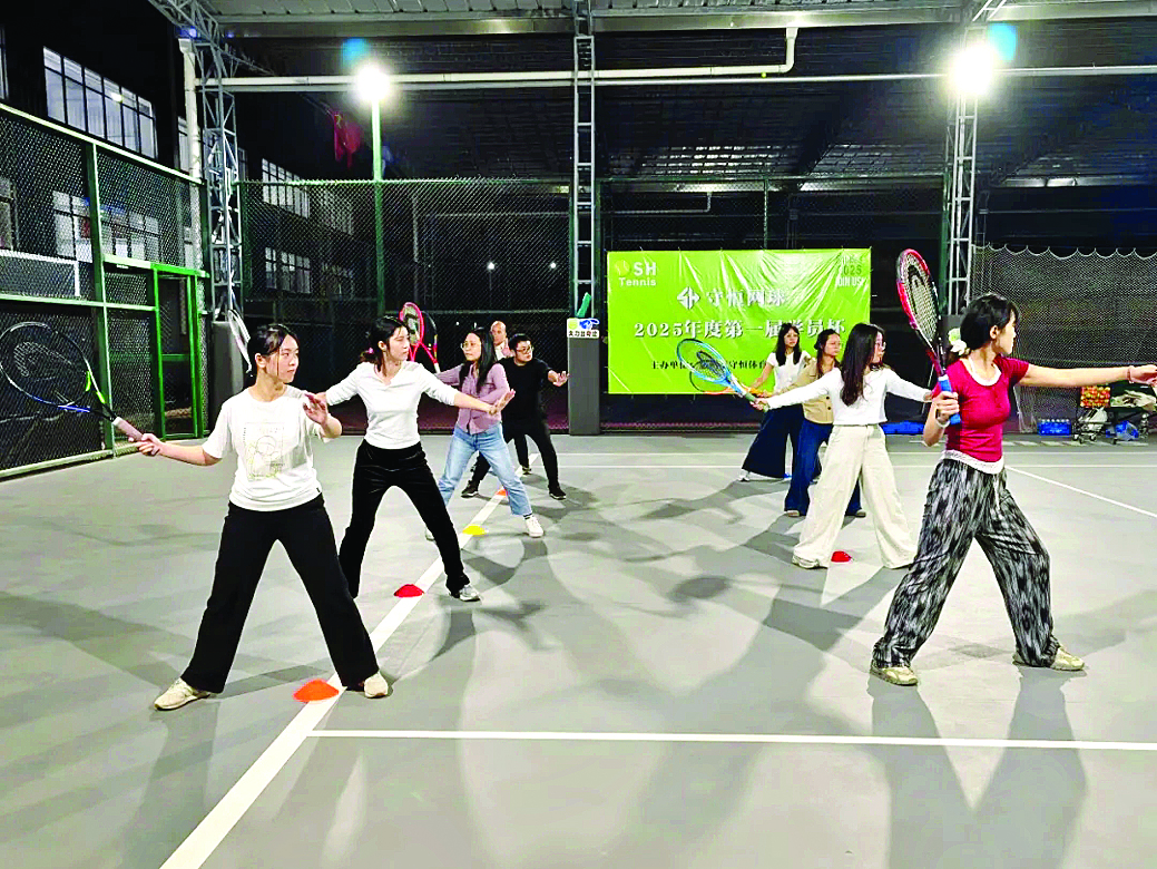     园洲青年上夜校学打网球。图片由园洲镇提供