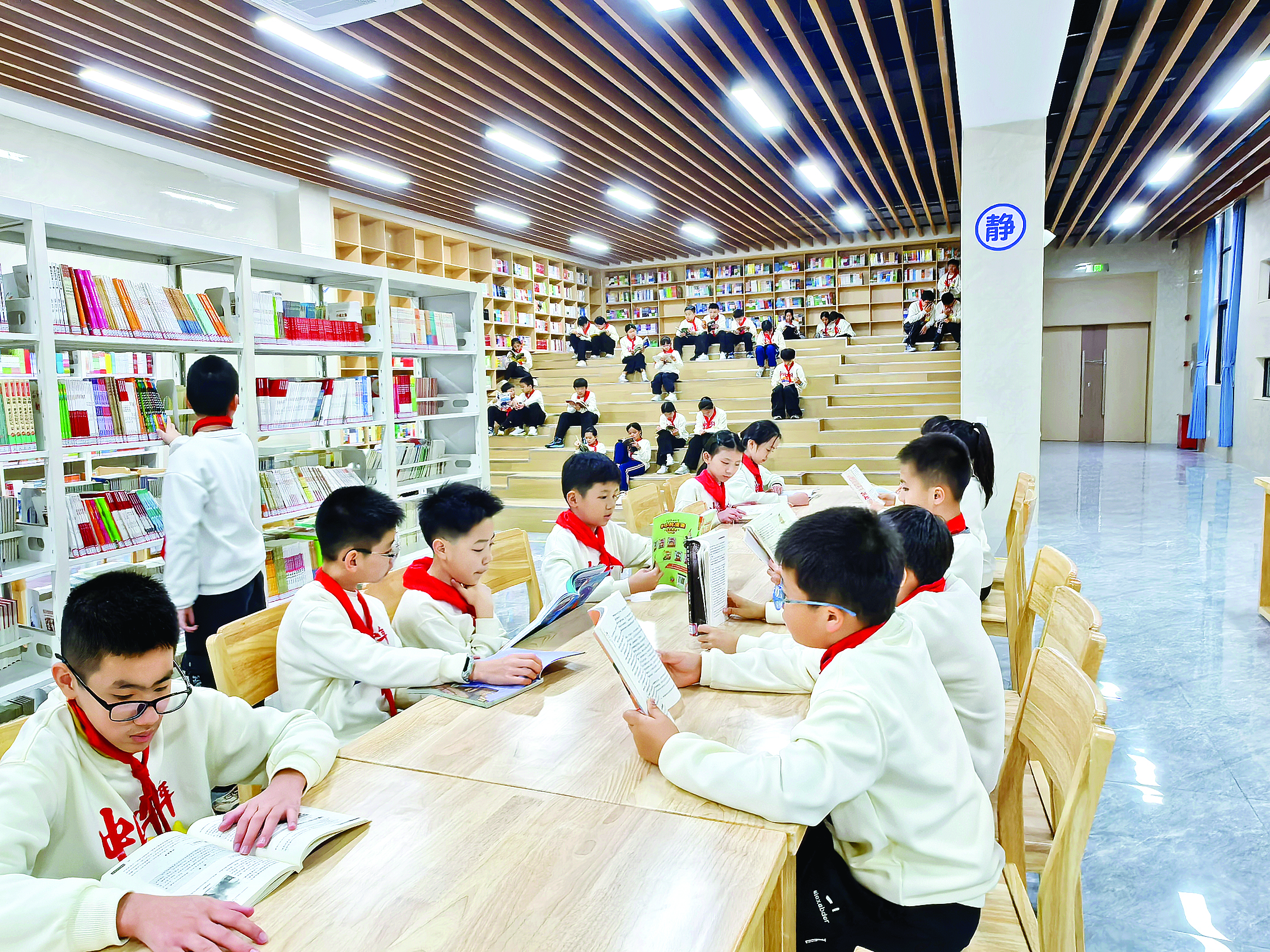     孩子们在学校图书阅览室看书。