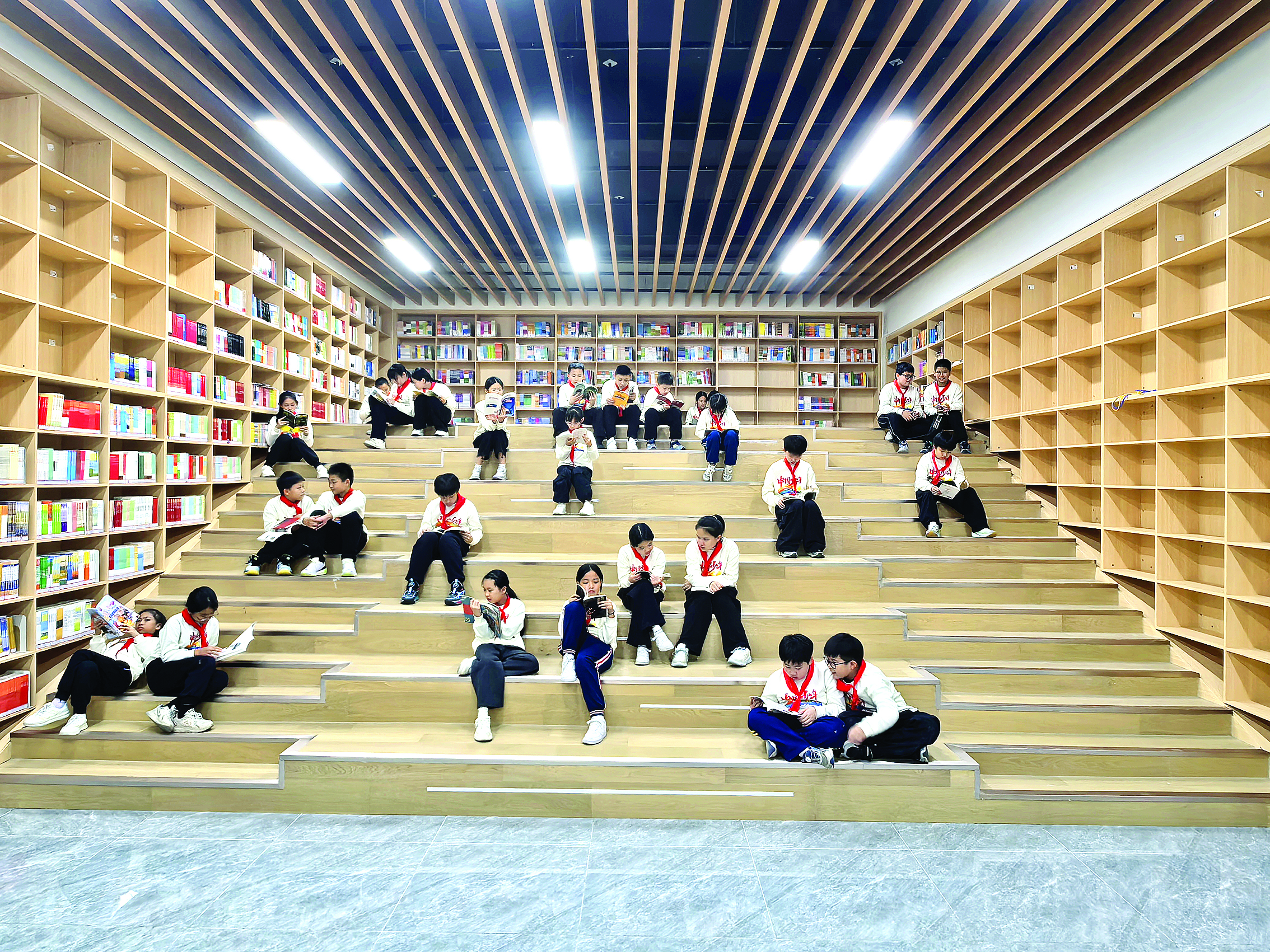     宽敞明亮的图书馆。