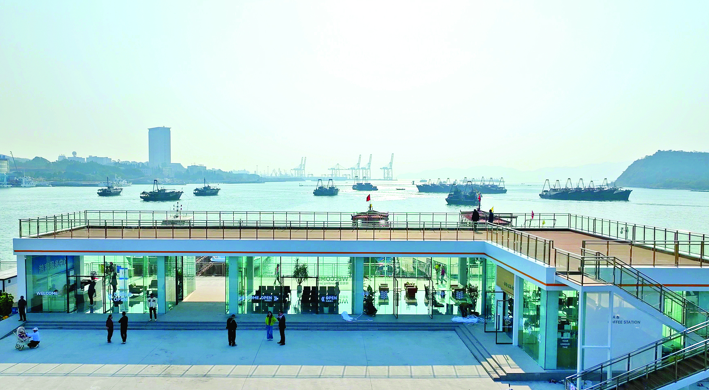     澳头港滨海驿站由旧集装箱改造而成。  惠州日报记者曾静妍 通讯员巢展辉 摄