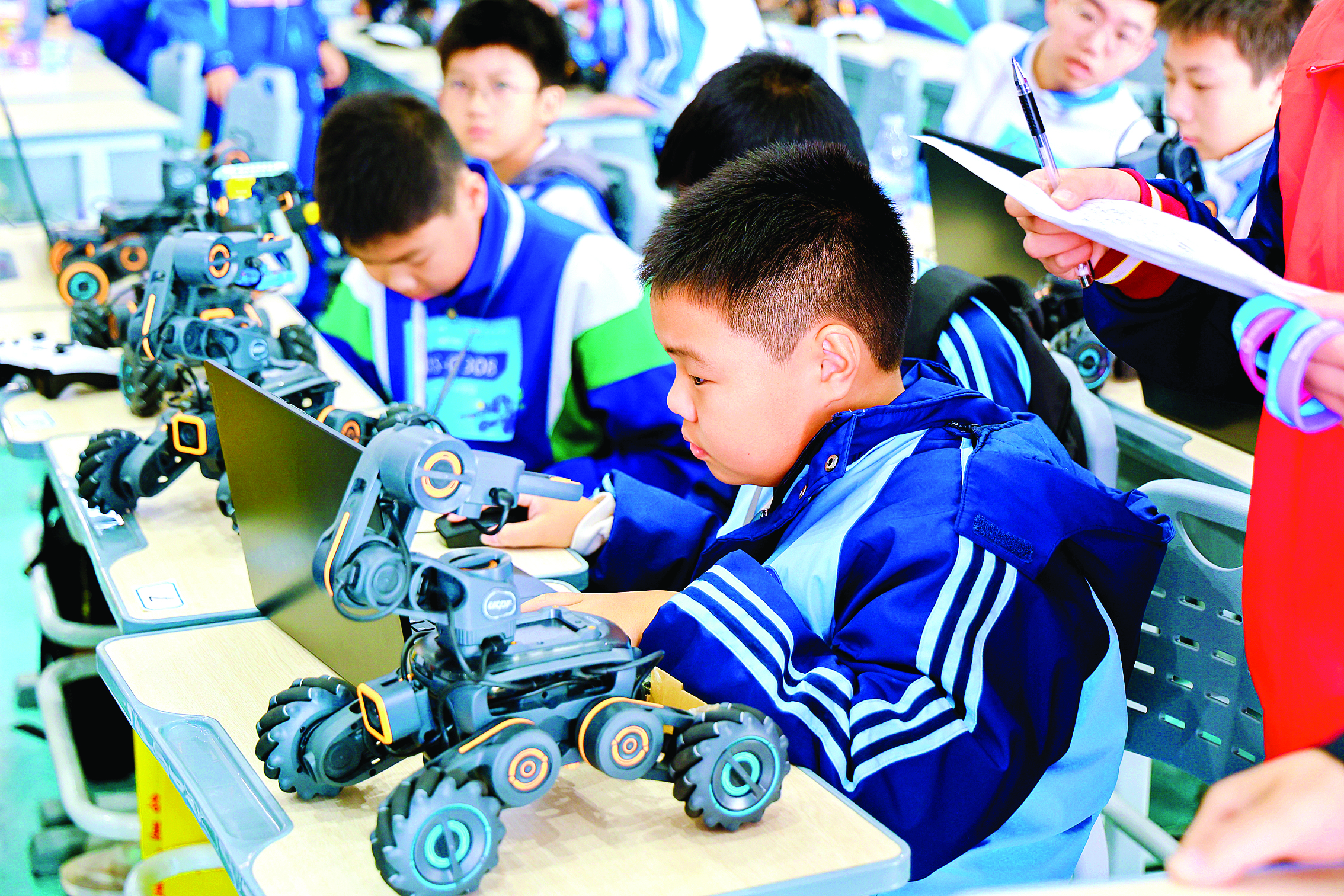     惠阳区在全市首开“AI+教育”人工智能课程。