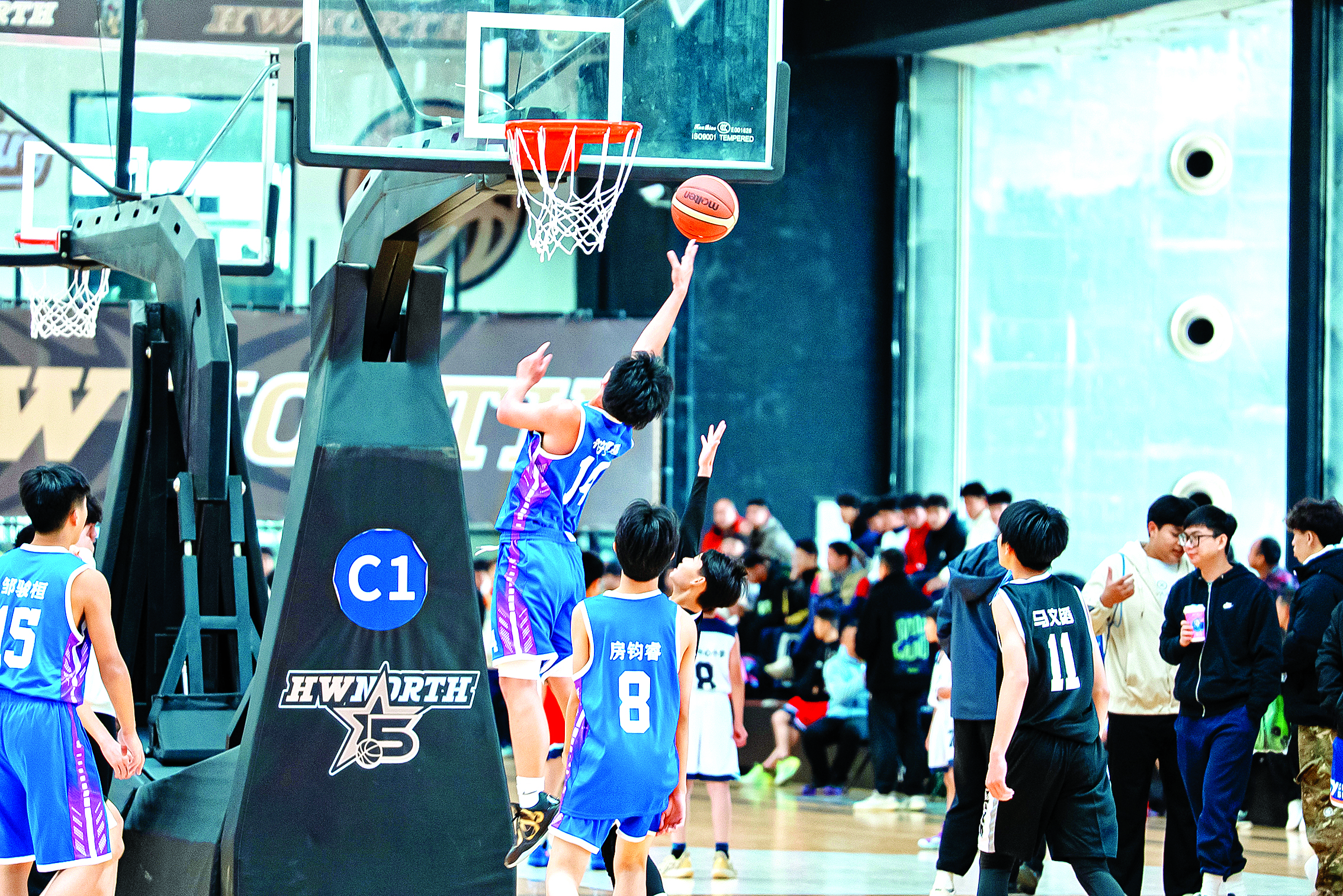     学校的女篮获市赛冠军、男篮获市赛亚军。