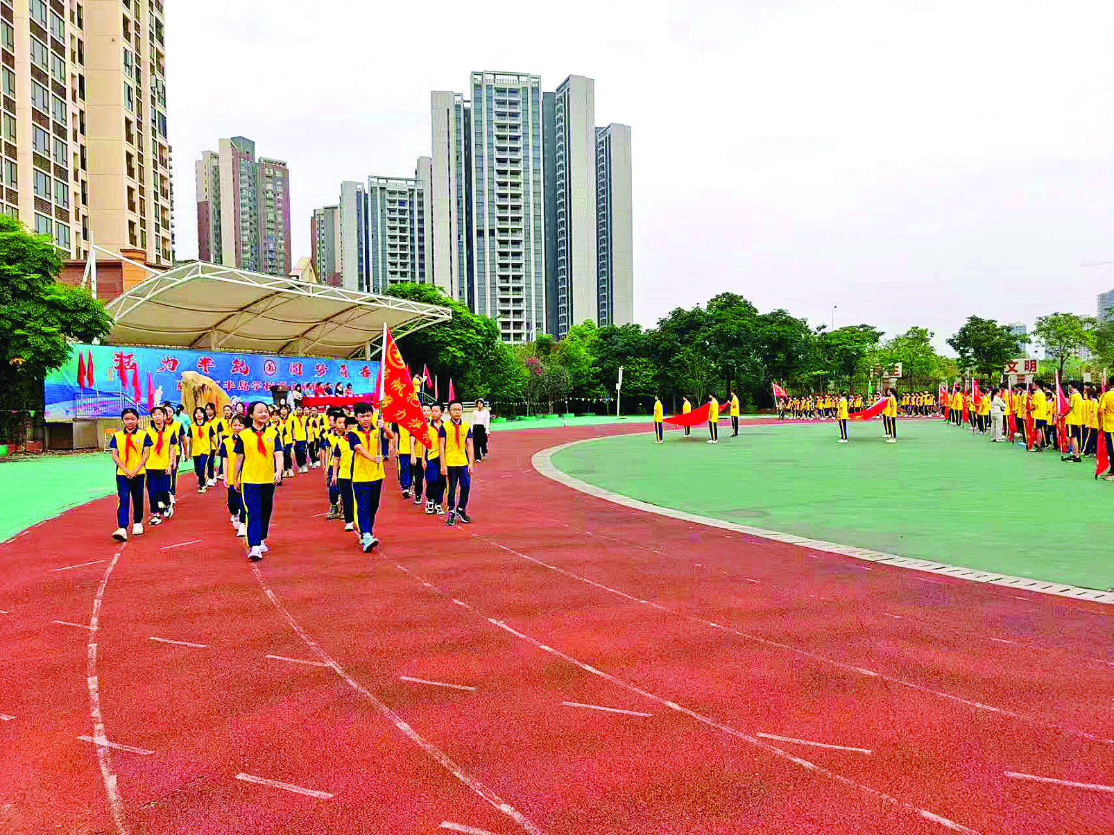     在“双向育人”工作中，学校始终坚持“育人者先育己”与“激发学生内生动力”相结合。