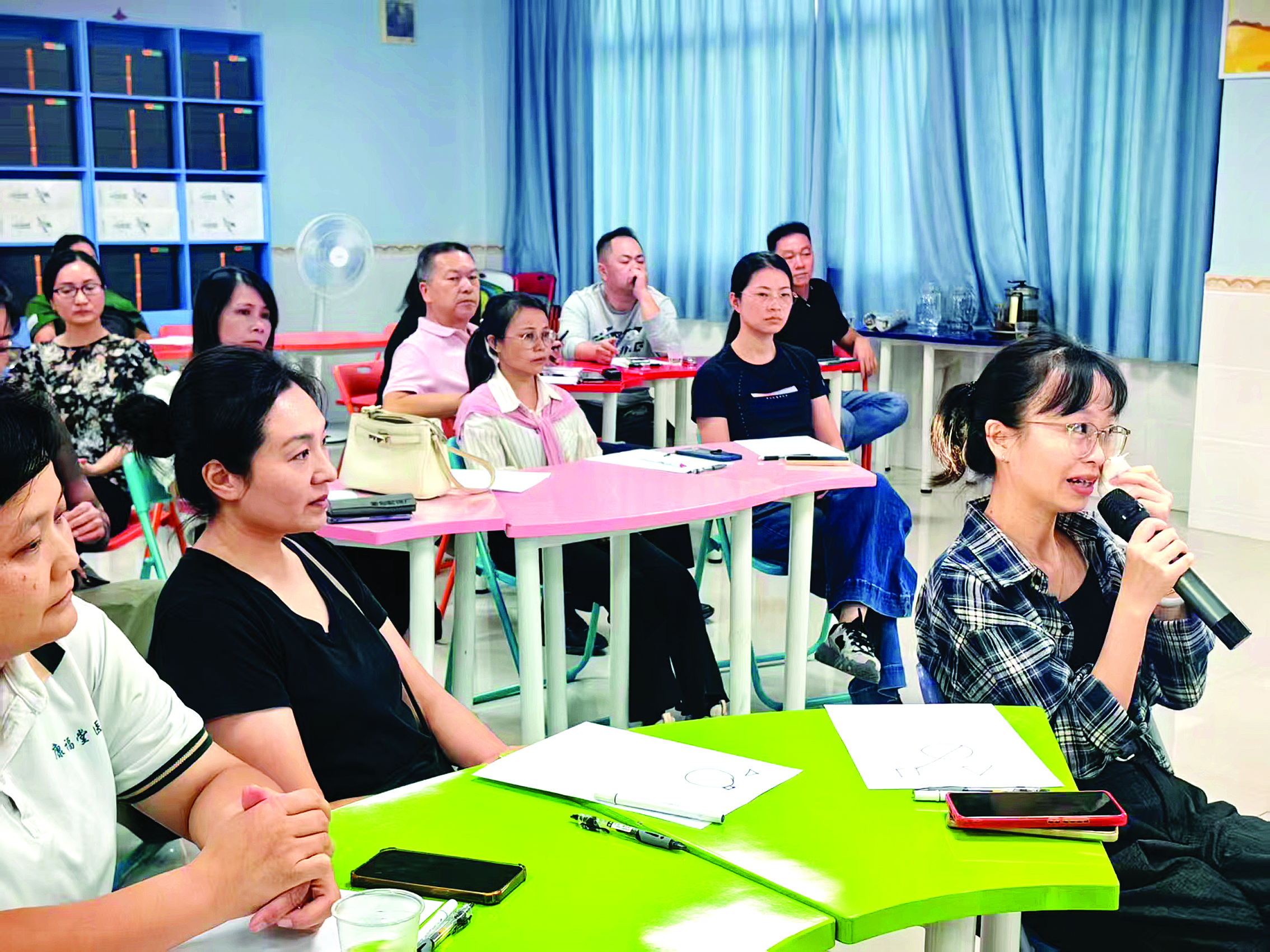     家校共育沙龙活动。