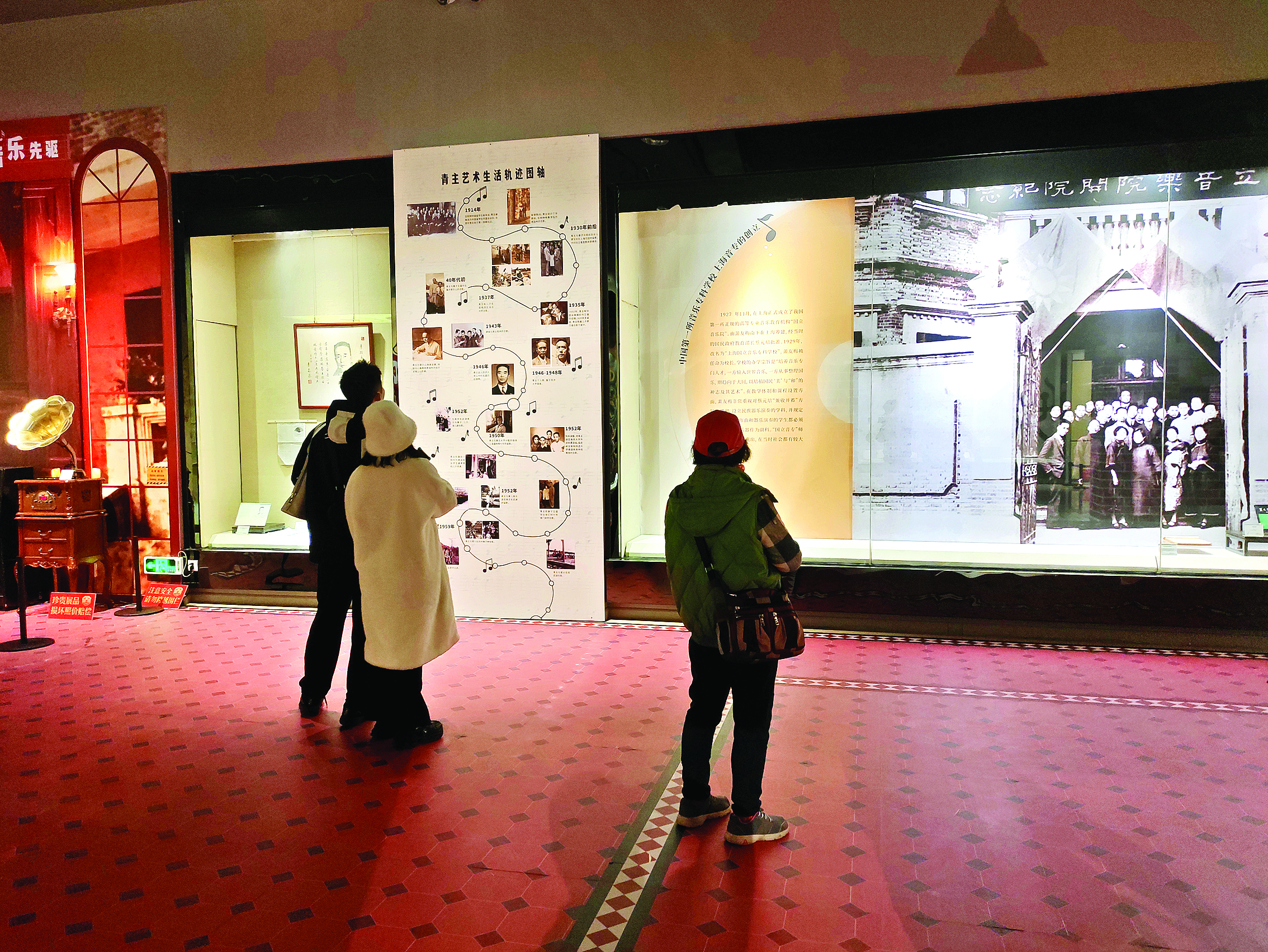     市民在参观展览。