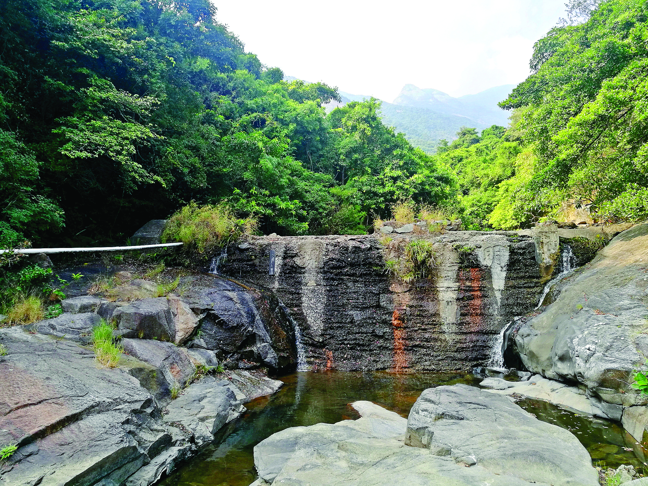     建于1935年春的明远水力堤遗址，由当时的电力专家文树声设计建设，用于蓄水发电。    杨志坚 摄