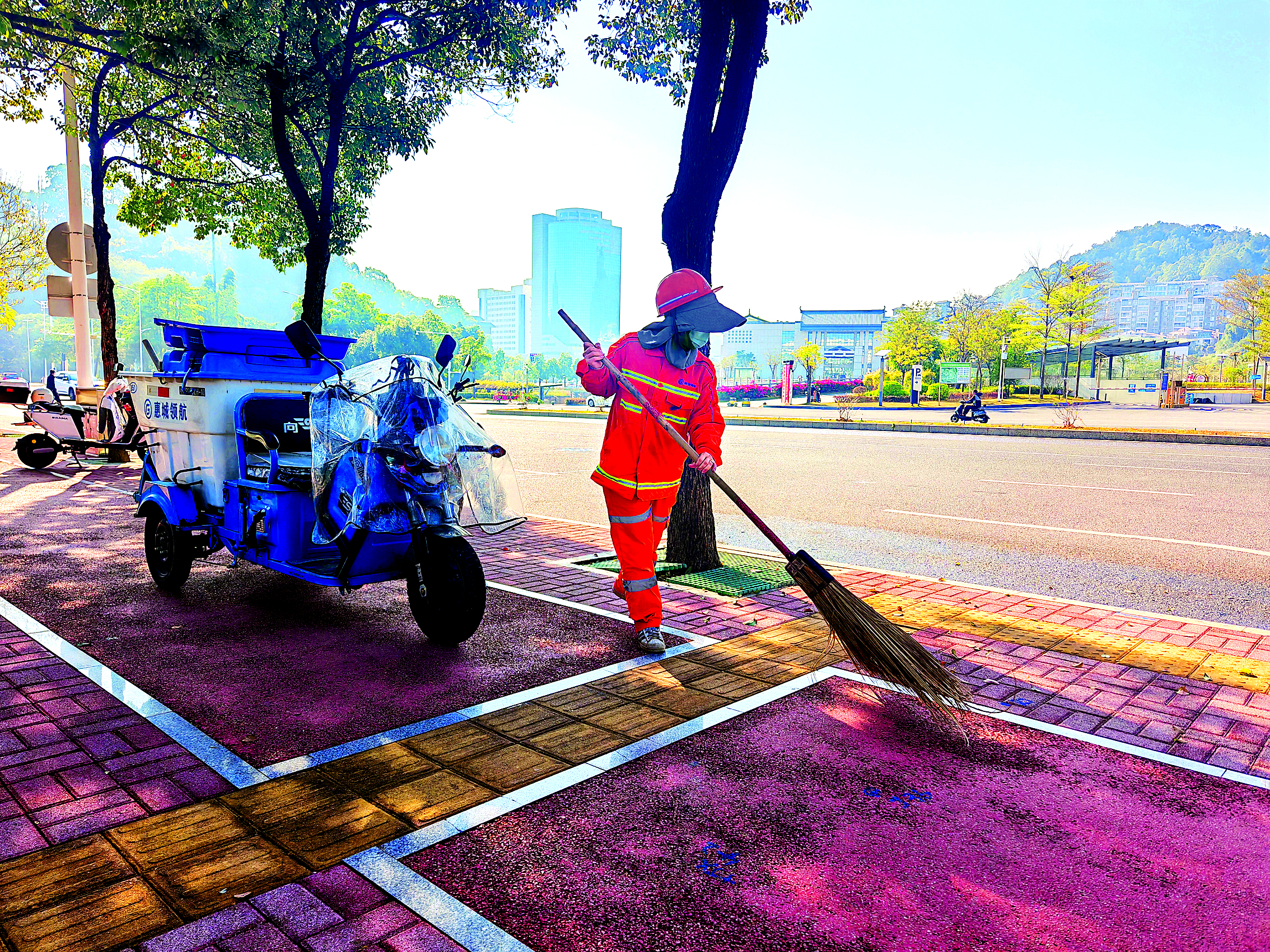     环卫工人打扫街道。