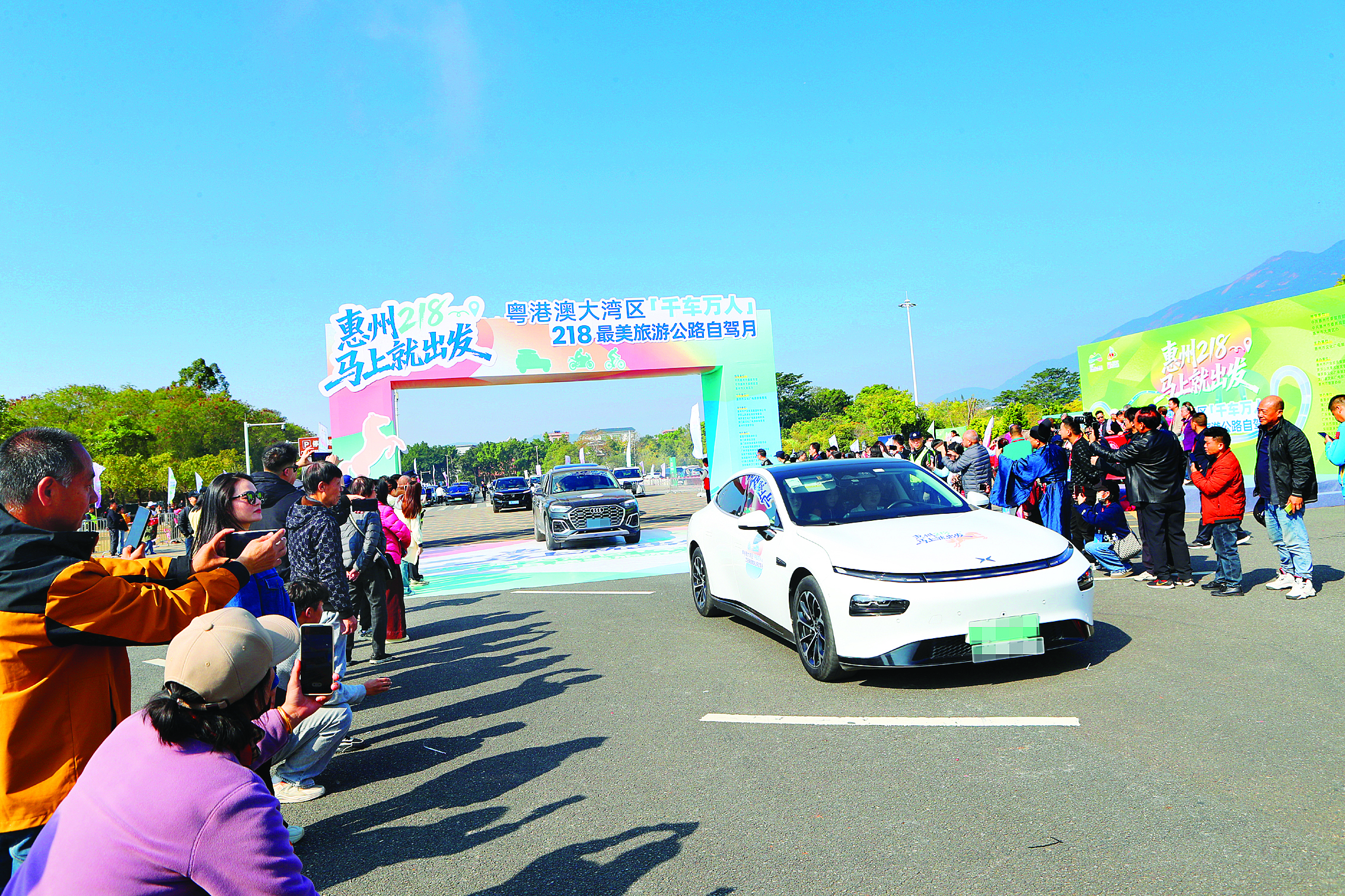     218最美旅游公路自驾月活动车队在罗浮山旅游文化广场出发。惠州日报记者钟畅新 摄