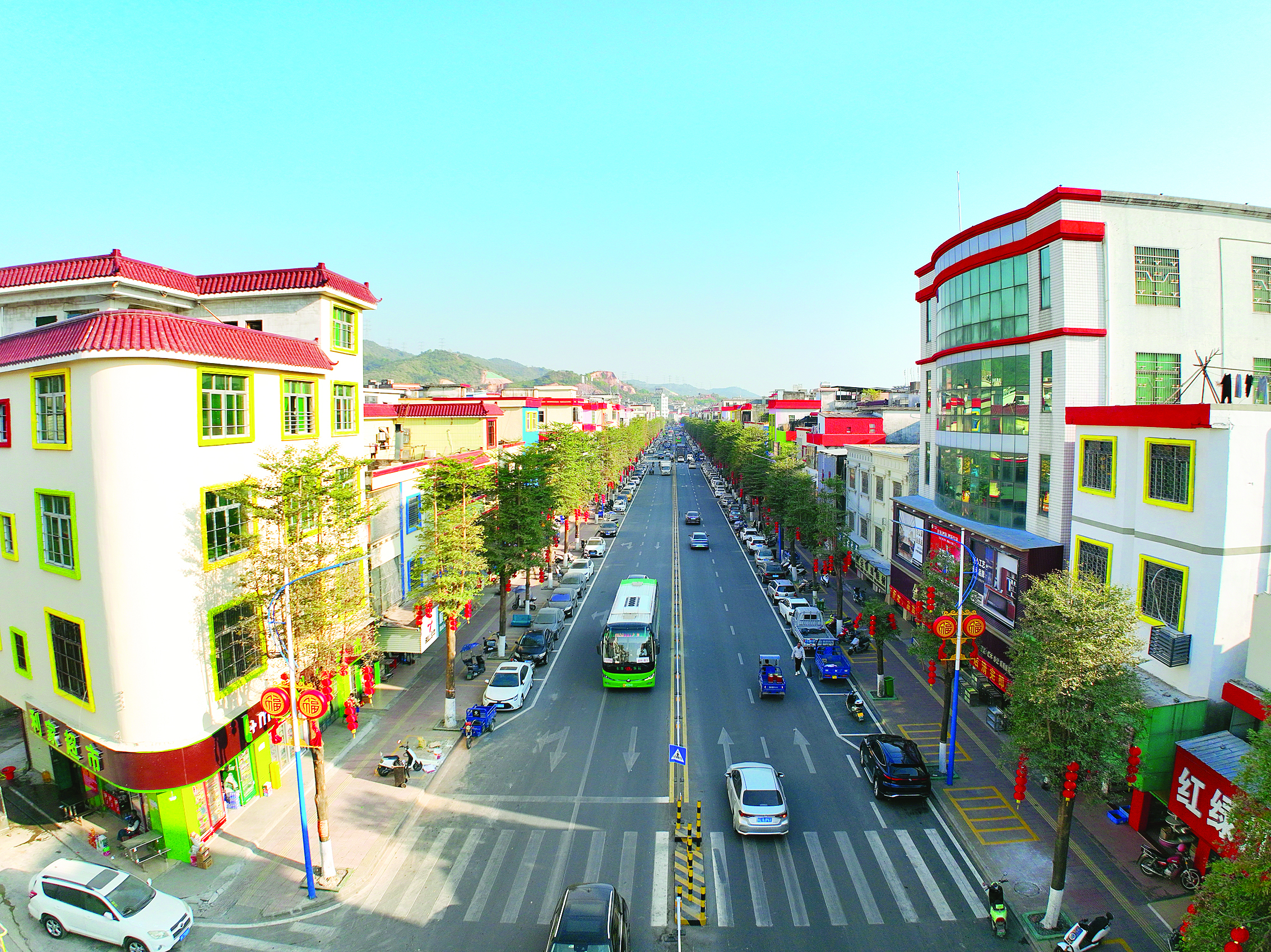     吉隆镇美丽示范主街道外立面焕然一新。