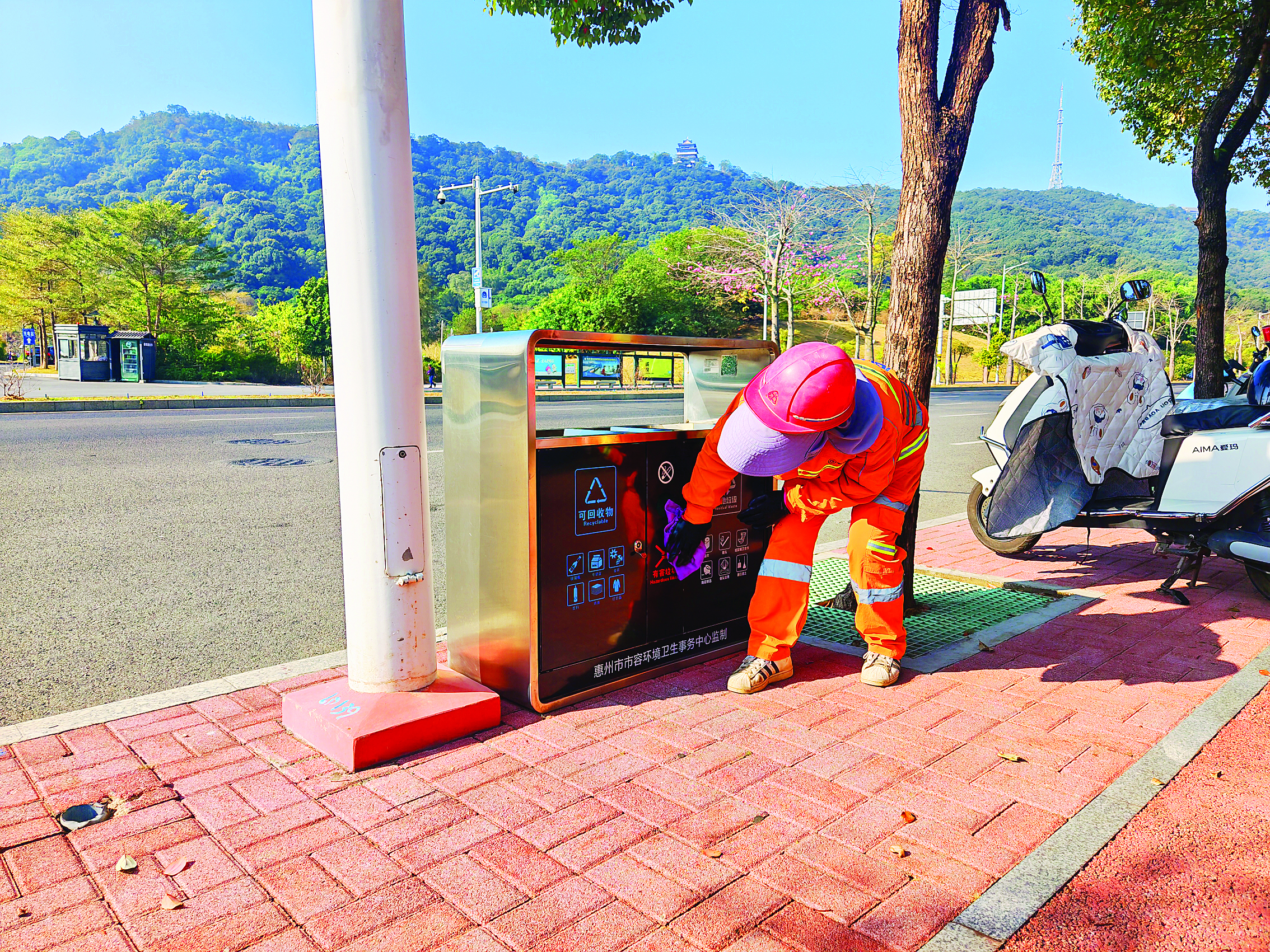     环卫工人清理垃圾箱。