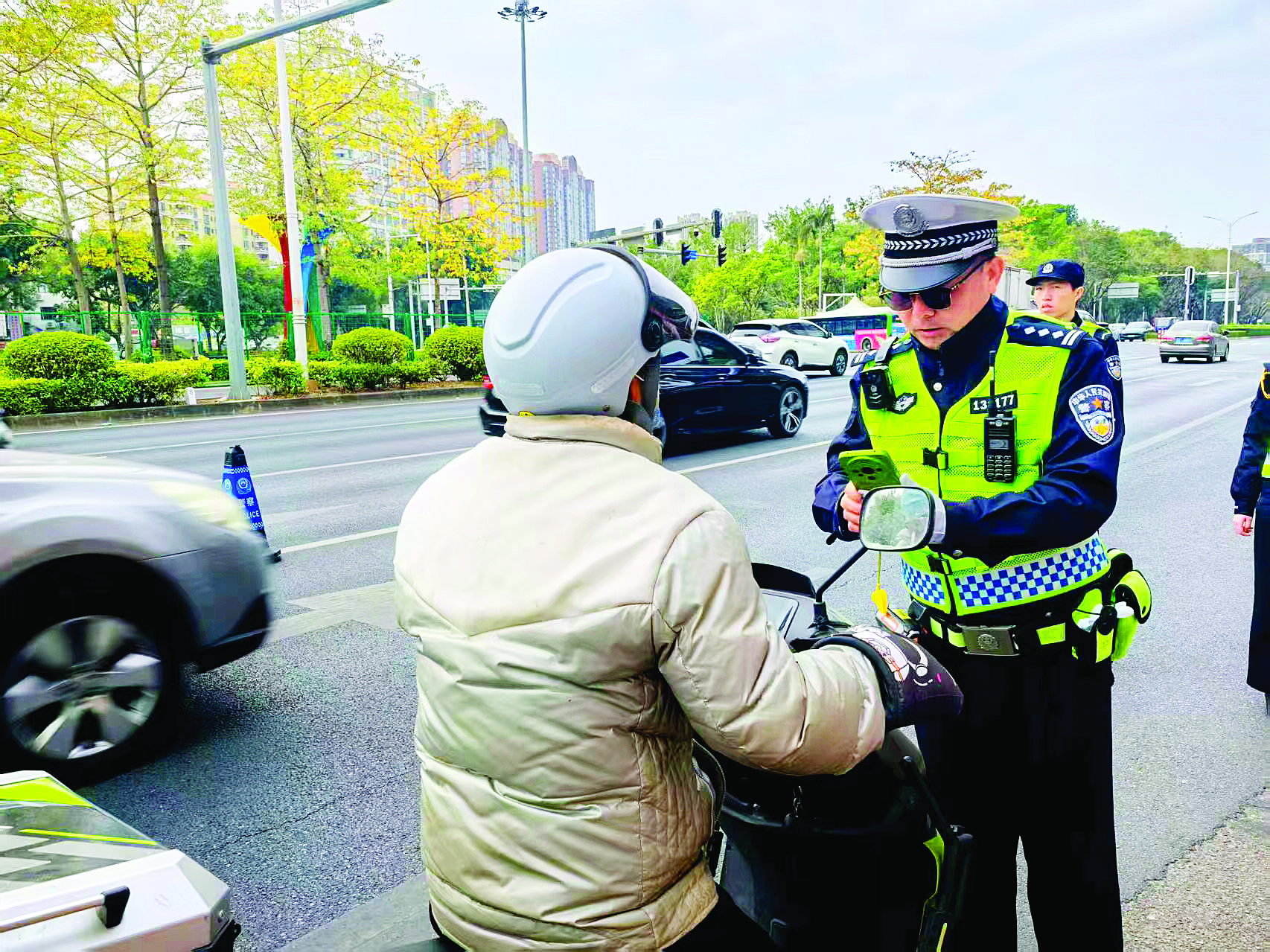     执勤民警在重点路段路口开展电动自行车摩托车违法专项整治统一行动。