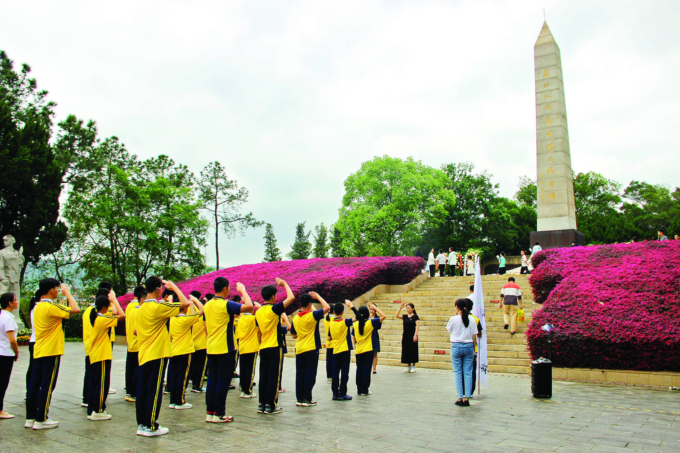     学校开展“缅怀革命先烈 传承红色基因”——清明祭英烈教育活动。