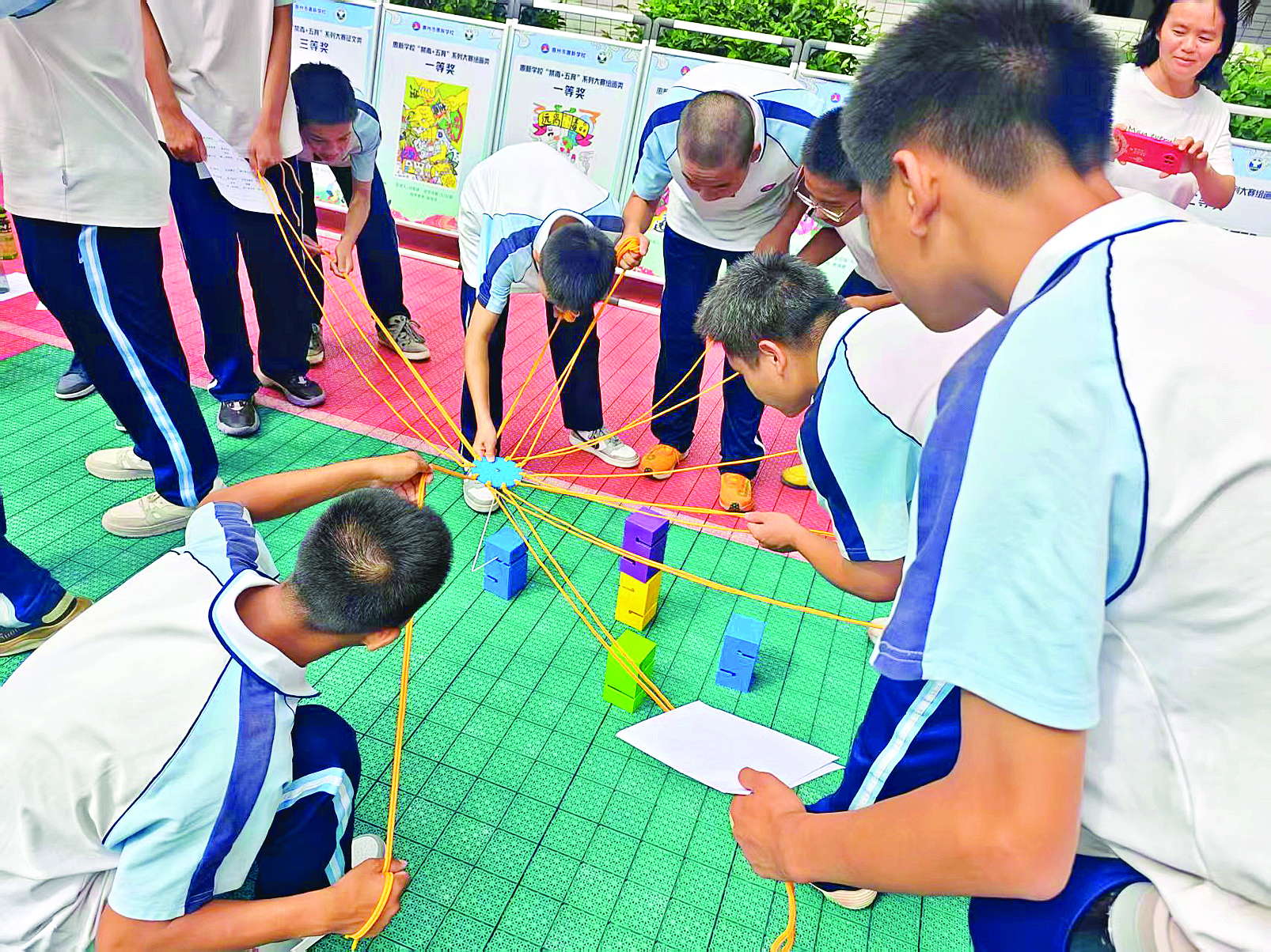     针对学生家庭环境复杂、心理问题突出的特点，学校构建专业心理健康教育体系。